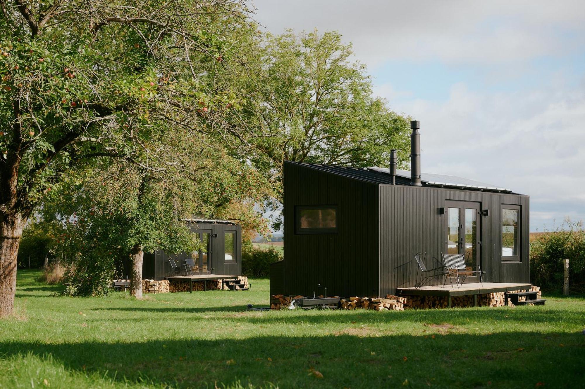 Raus Tiny House auf dem Land mit Hoftieren und Sauna