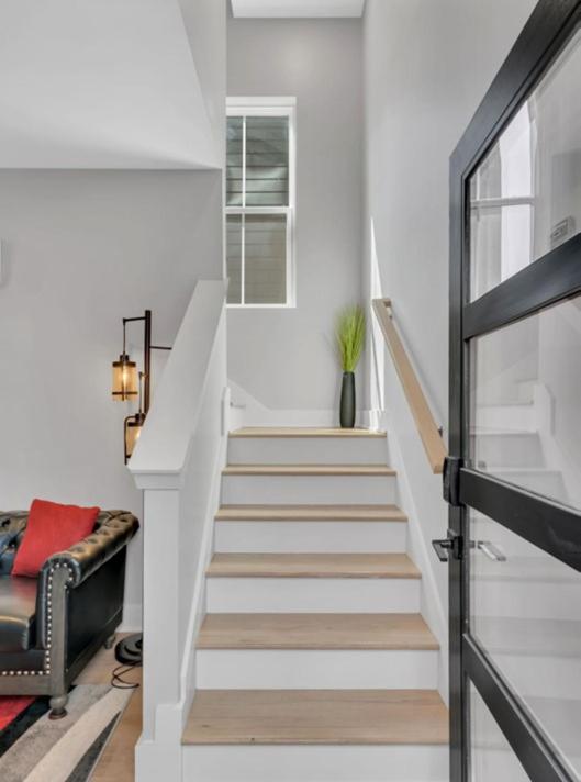 10 Min Drive Downtown, Roof Deck, Pet Friendly view 5
