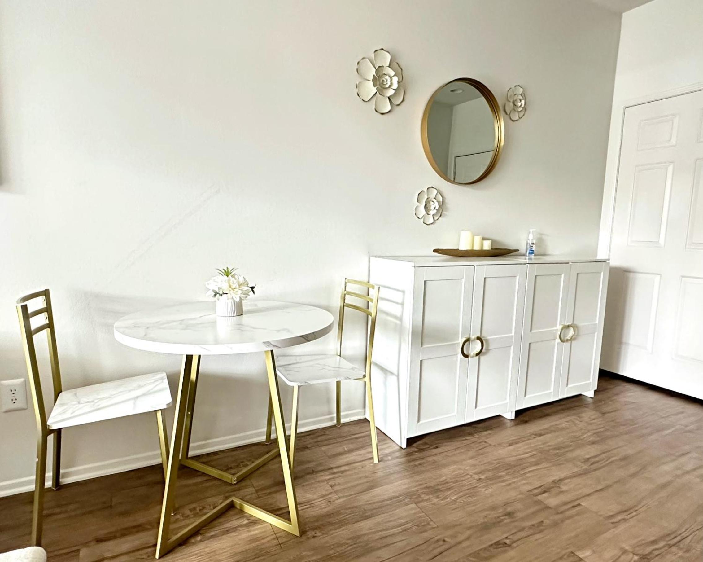 Luxe MDR apartment,Parking, Gym, Pool, jacuzzi,BBQ