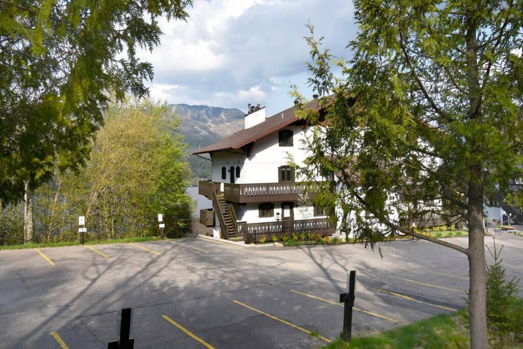 Hotel du Lac Tremblant Cozy Lake View Loft