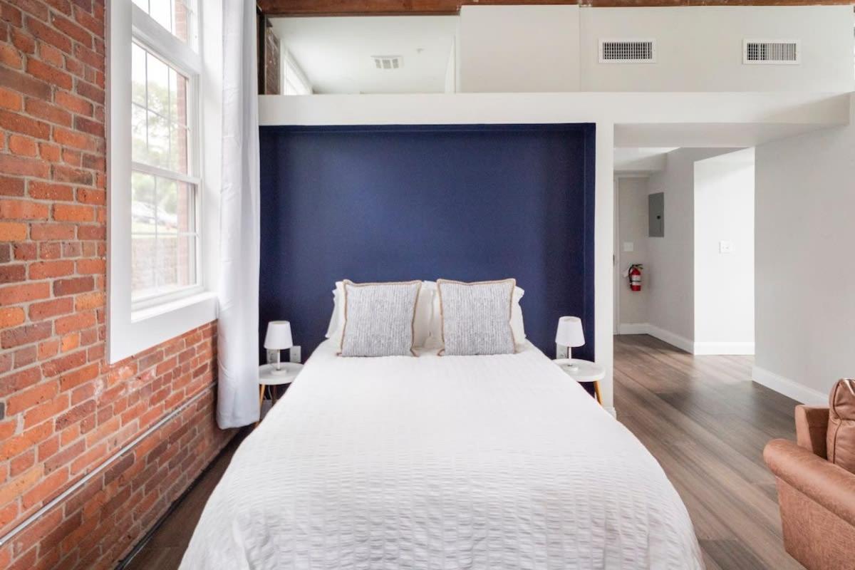 Jennifer's Stylish Downtown Brick Foundry Escape view 2