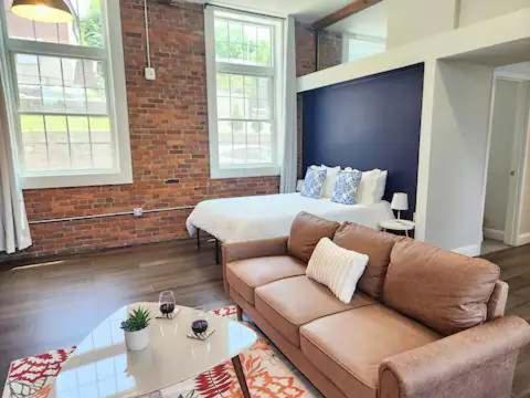Jennifer's Stylish Downtown Brick Foundry Escape view 5