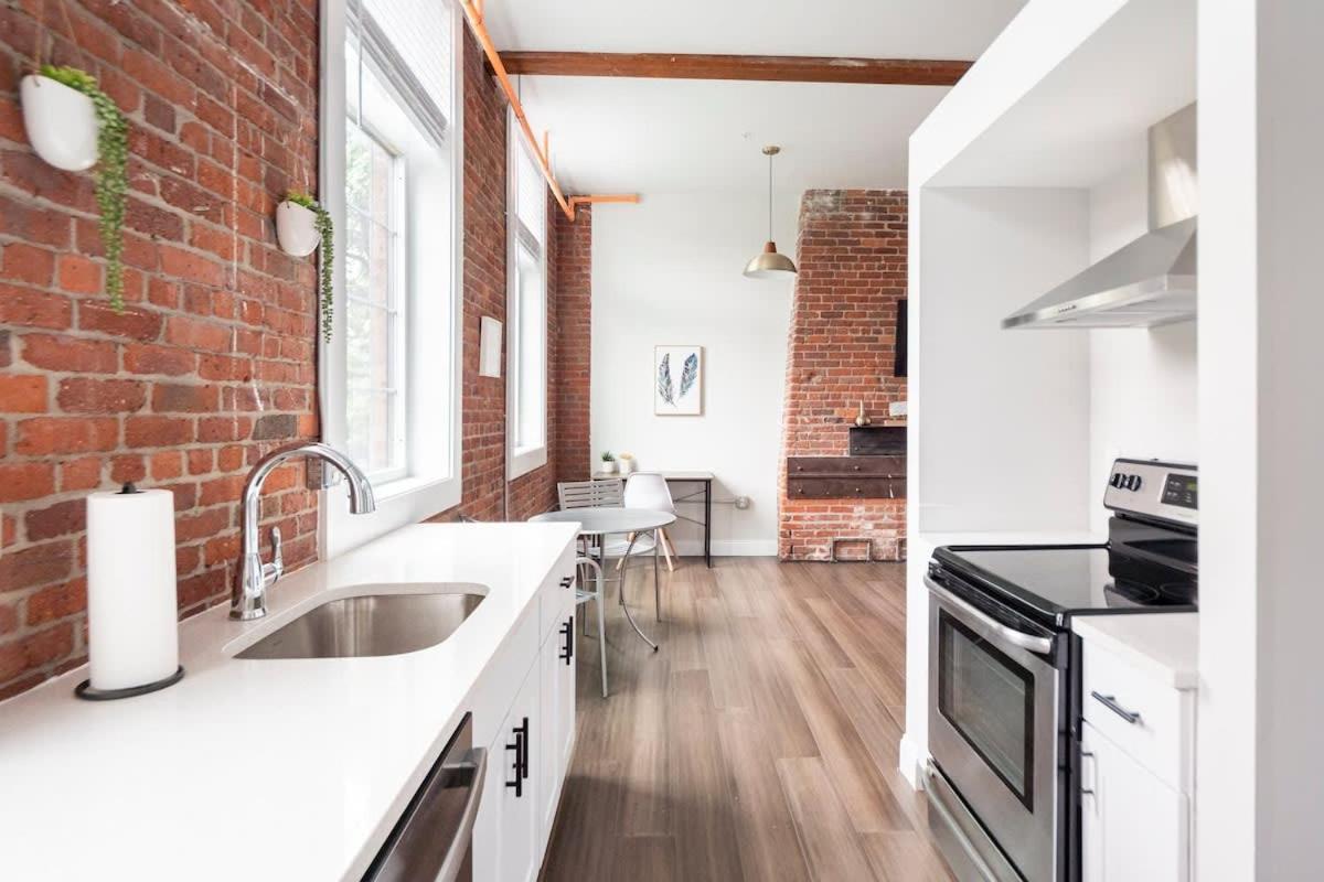Jennifer's Stylish Downtown Brick Foundry Escape view 4