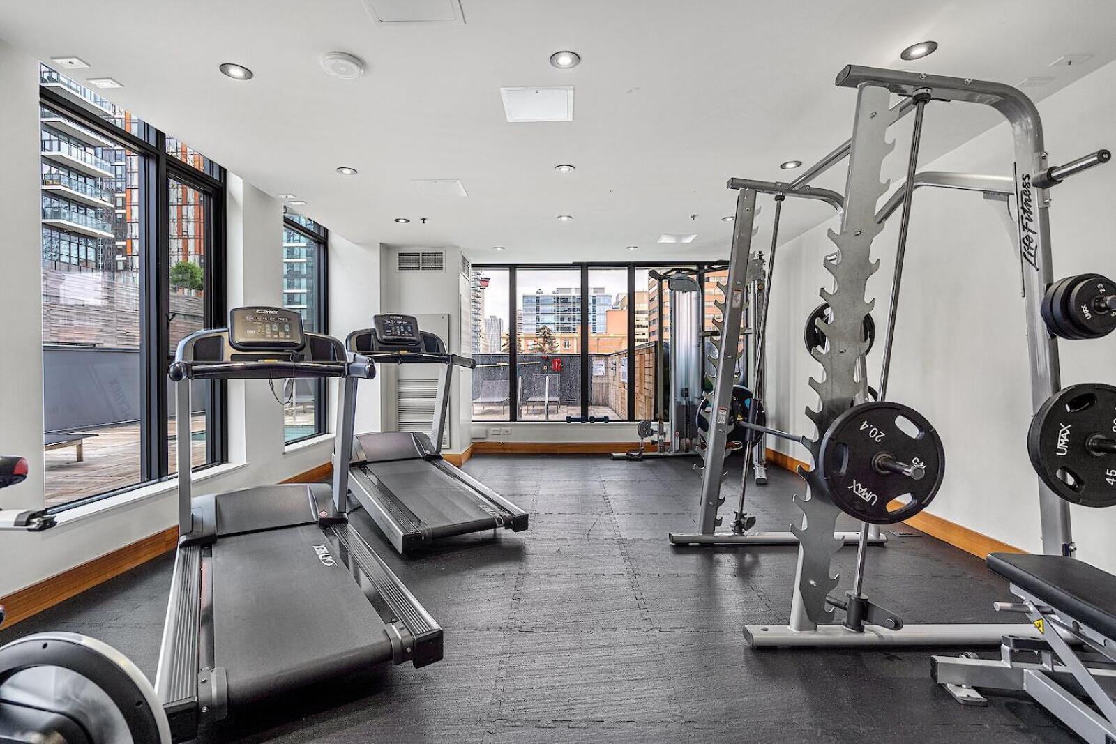 LUXURY Downtown Sunset Getaway - Your Home Away From Home - Fully Stocked Kitchen, Gym, Balcony, FREE PARKING