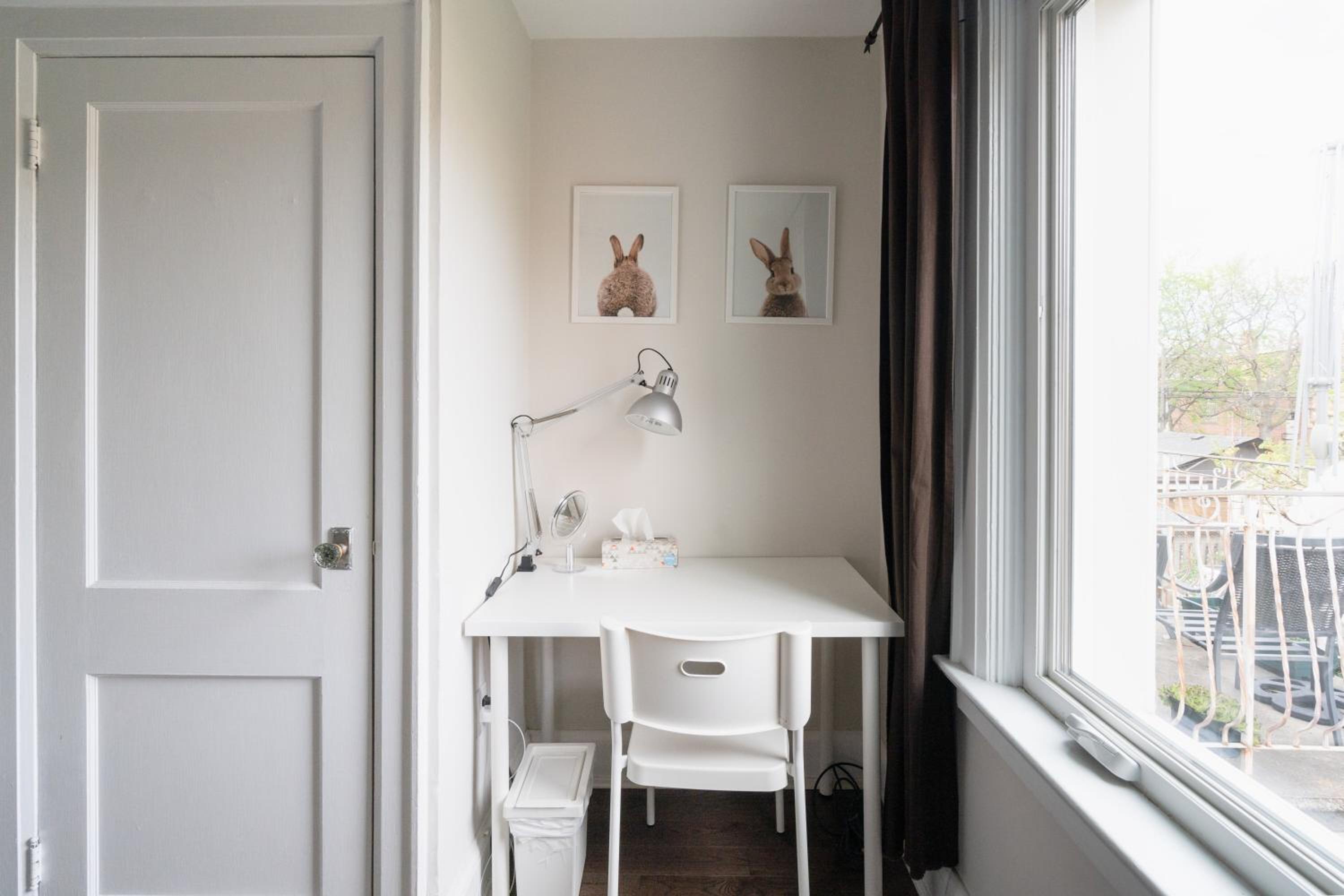 Bright and Quiet Bedroom near Subway, Koreatown and UofT