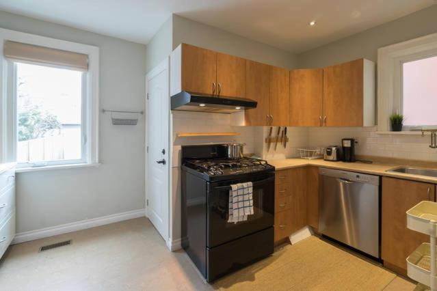 Bright and Quiet Bedroom near Subway, Koreatown and UofT