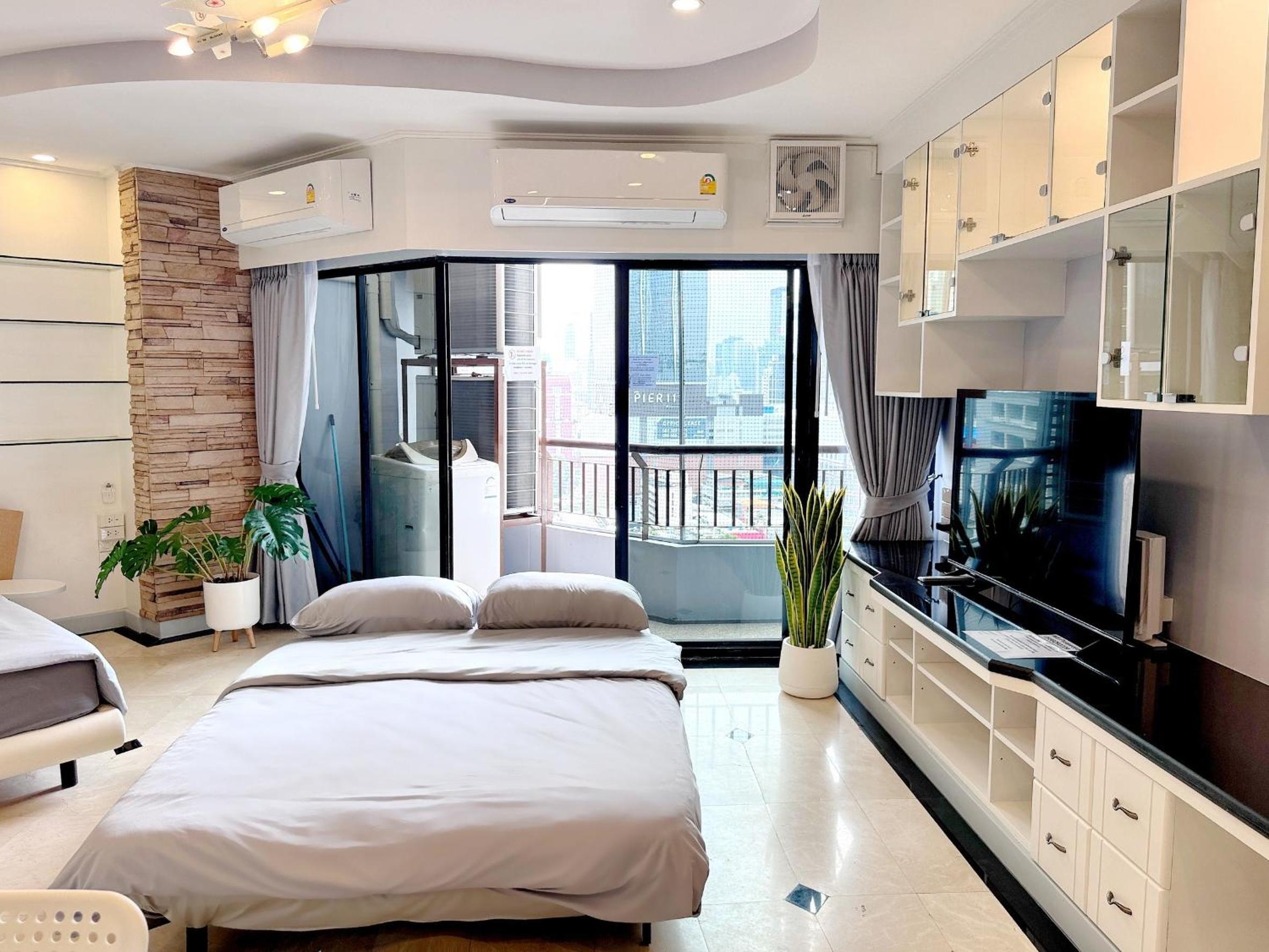 Center Bangkok Suite next to Platinum mall
