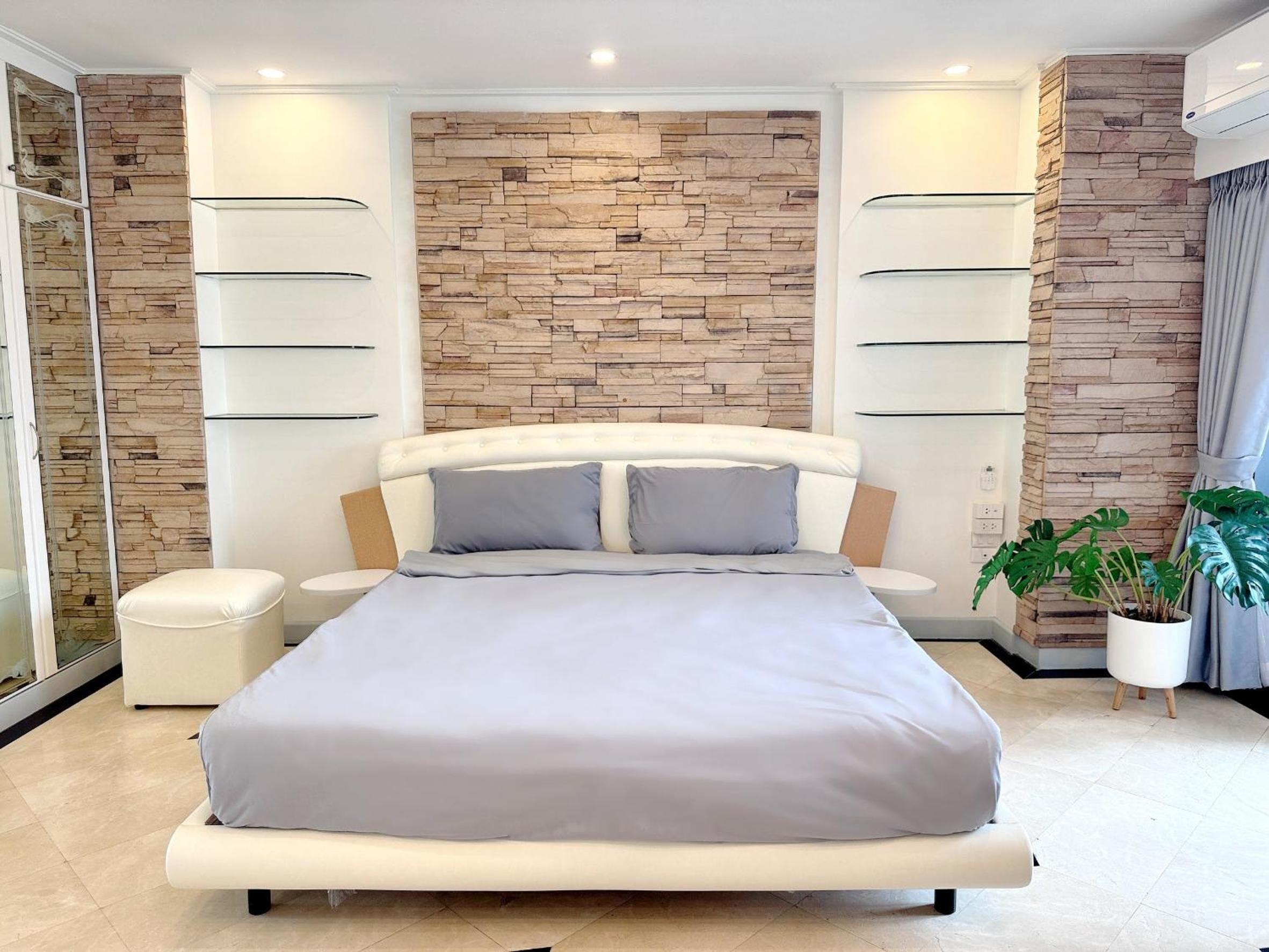 Center Bangkok Suite next to Platinum mall