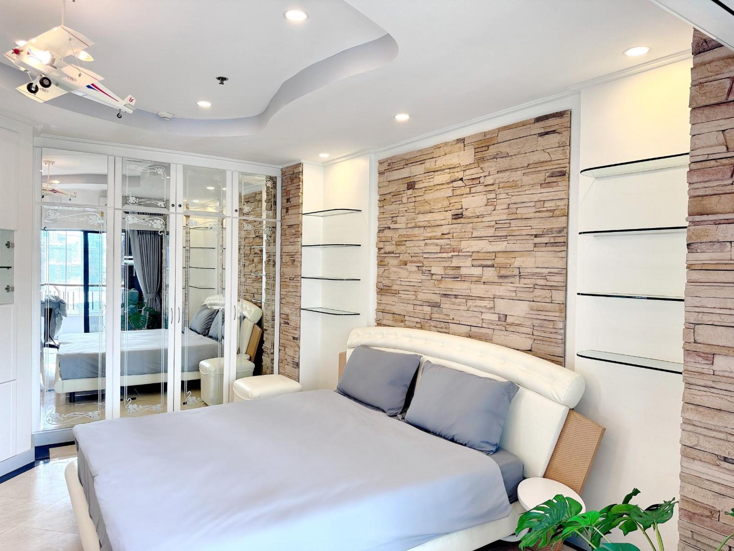 Center Bangkok Suite next to Platinum mall