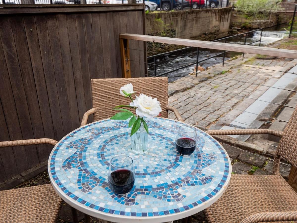 Jennifer's Historic Riverfront Loft Private Patio