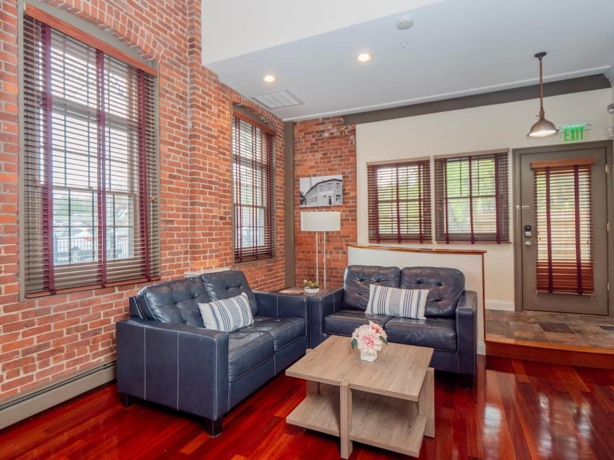 Jennifer's Historic Riverfront Loft Private Patio