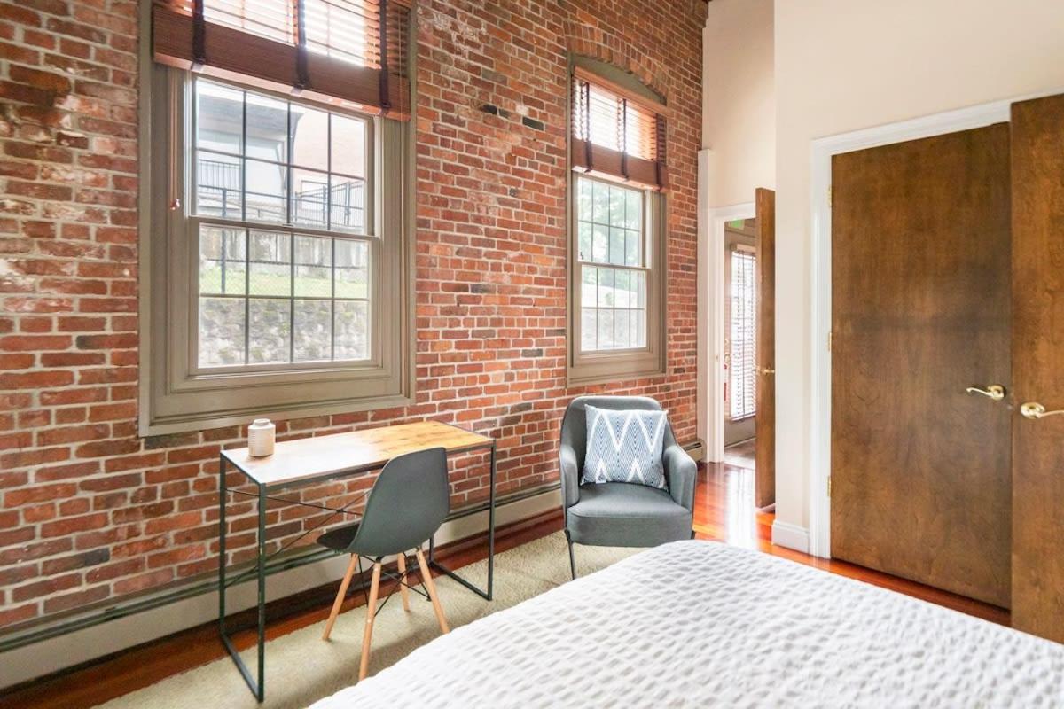 Jennifer's Historic Riverfront Loft Private Patio