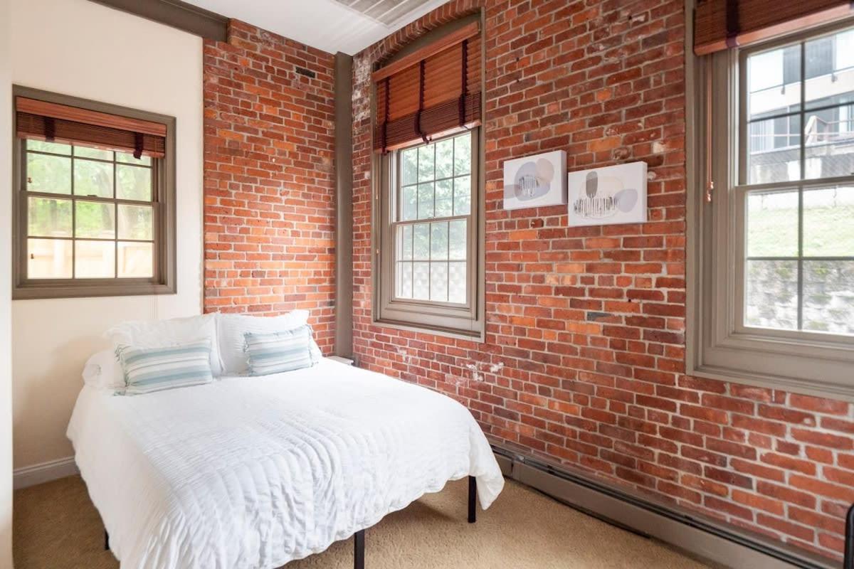 Jennifer's Historic Riverfront Loft Private Patio