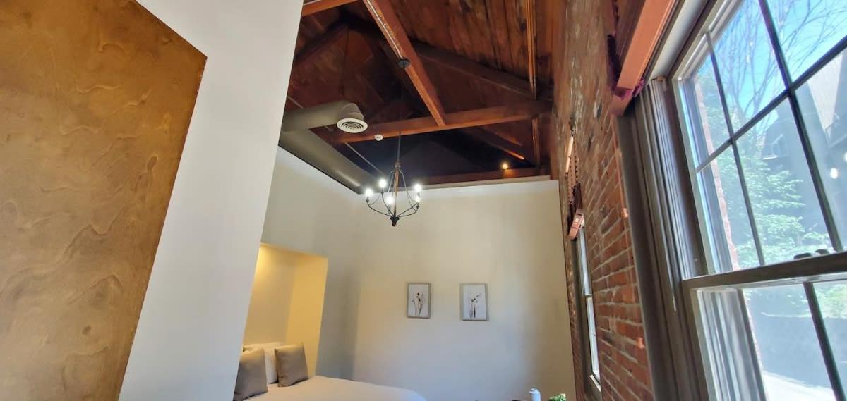 Jennifer's Historic Riverfront Loft Private Patio