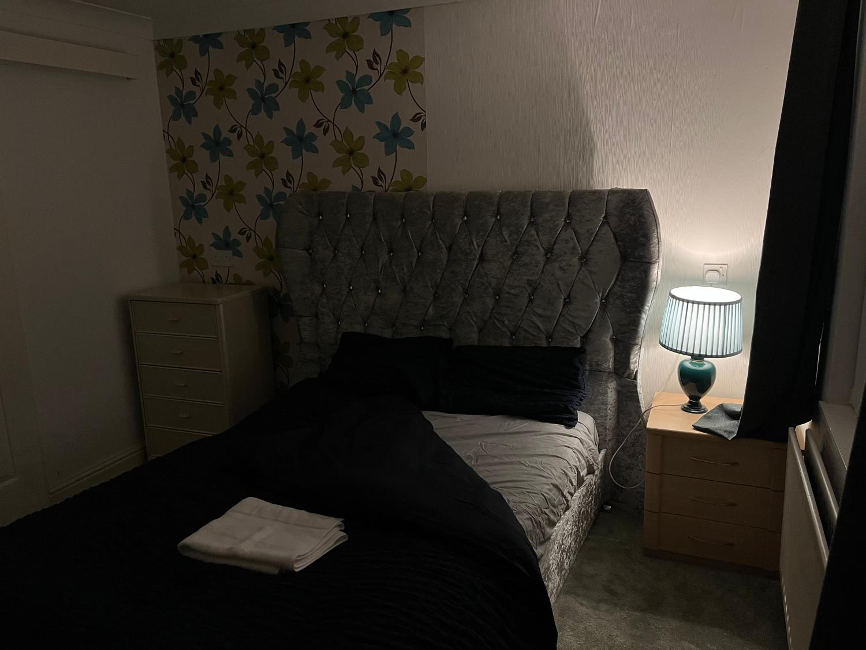 Jakes en suite room near James cook