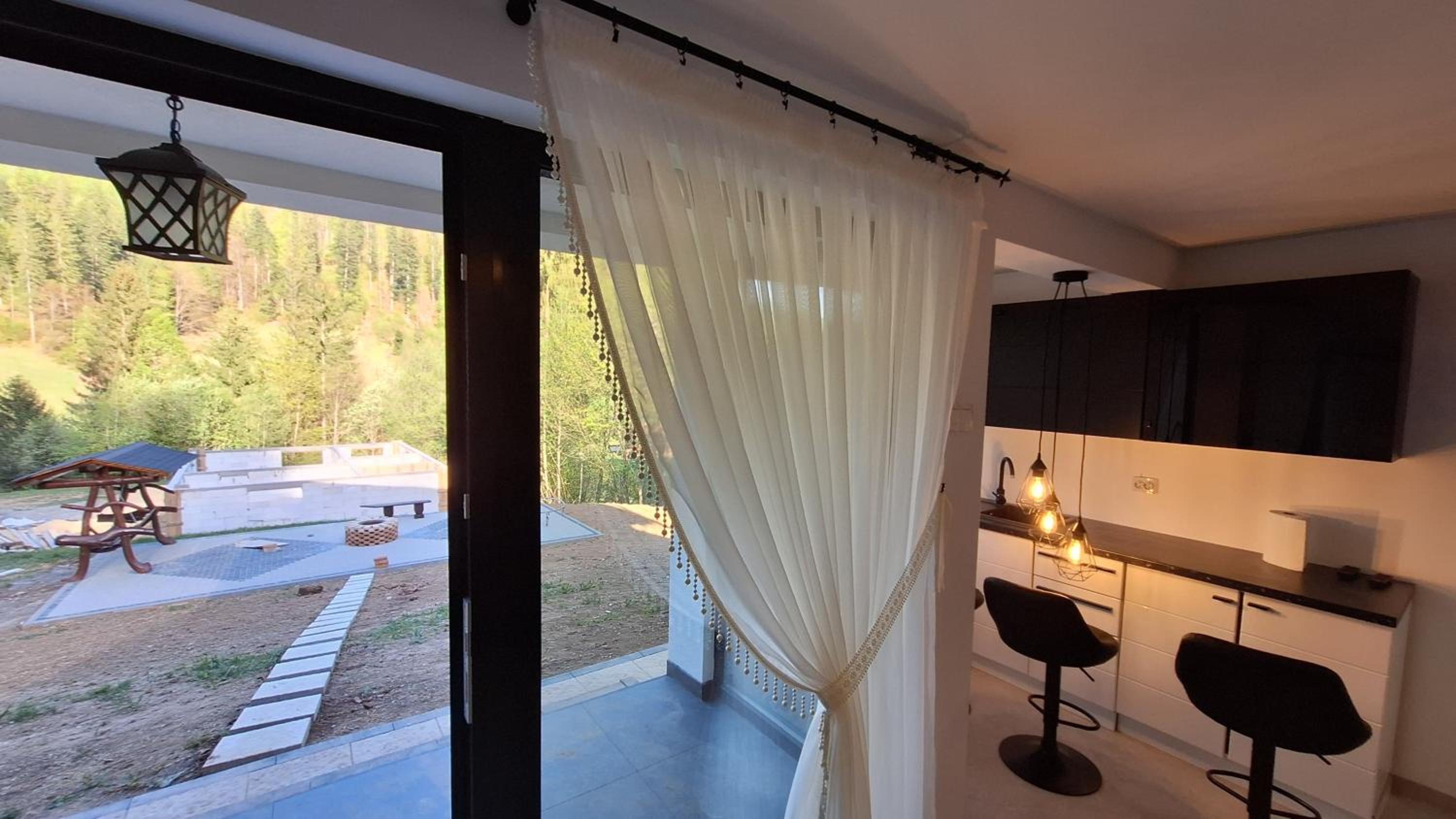 Casa dintre brazi view 3