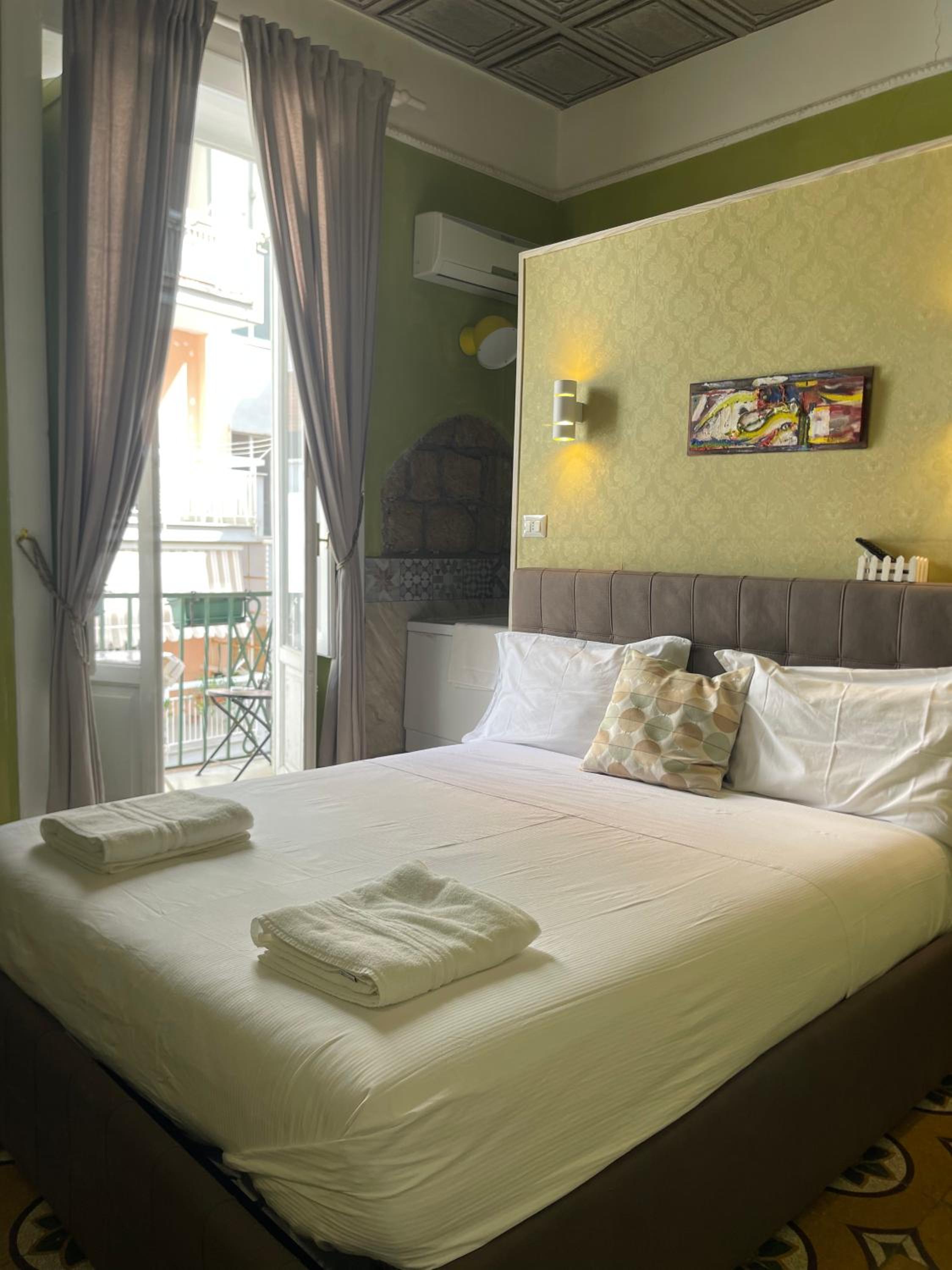 Lesuite en Naples — hotel room