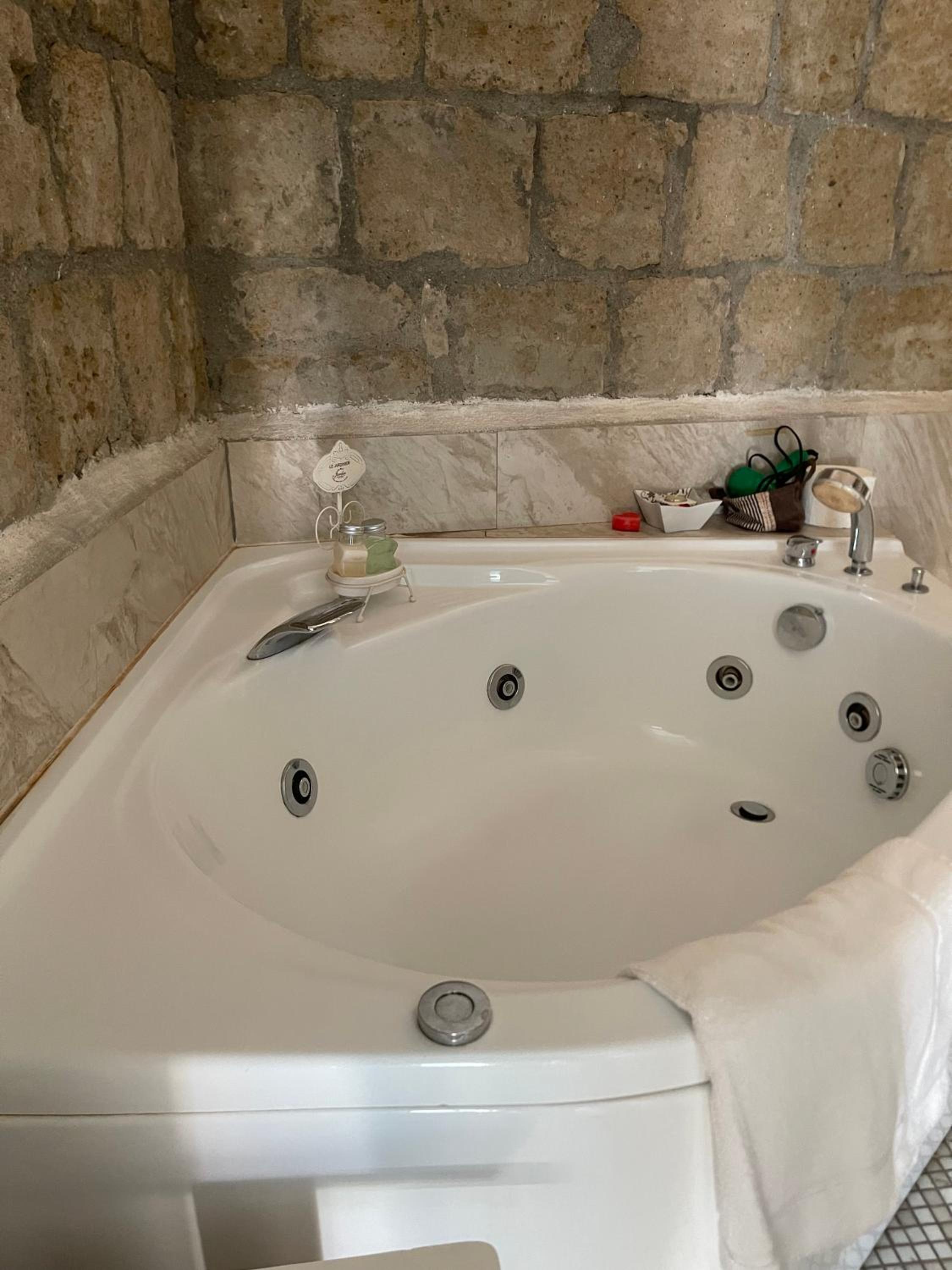Lesuite en Naples — bathroom
