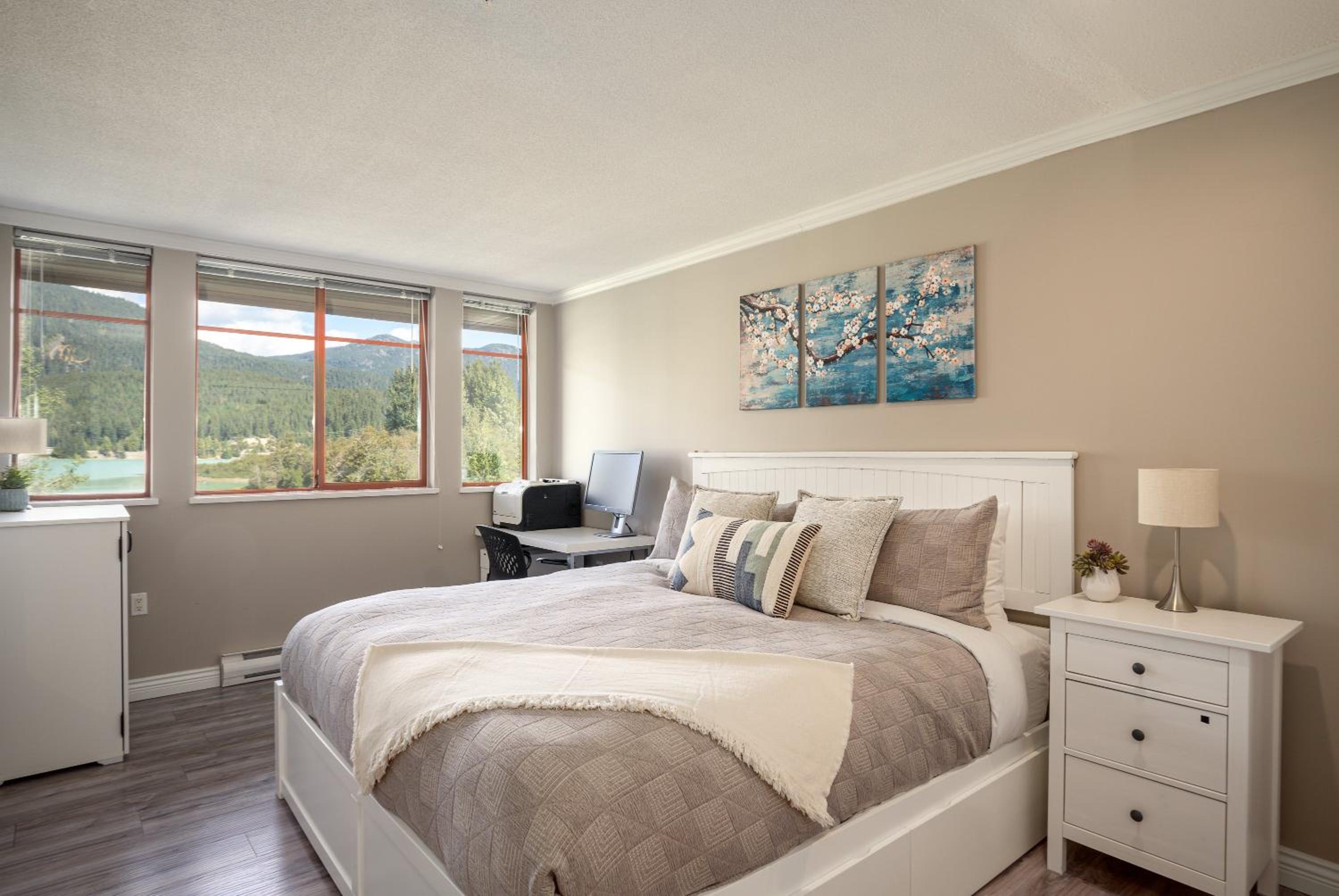2BR in Nicklaus North Clubhouse, Lake and Mountain Views, Gas Fireplace, Parking