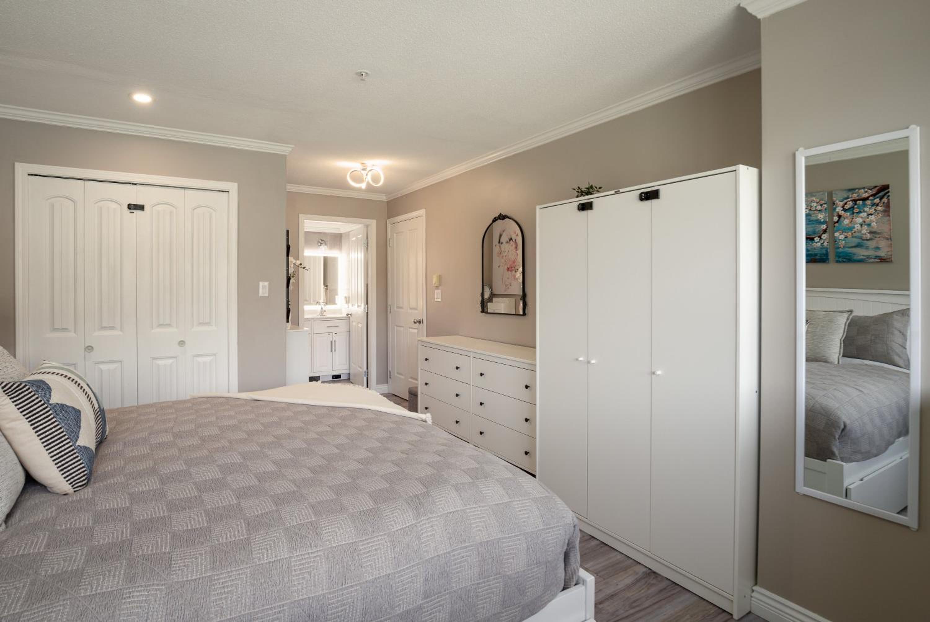 2BR in Nicklaus North Clubhouse, Lake and Mountain Views, Gas Fireplace, Parking