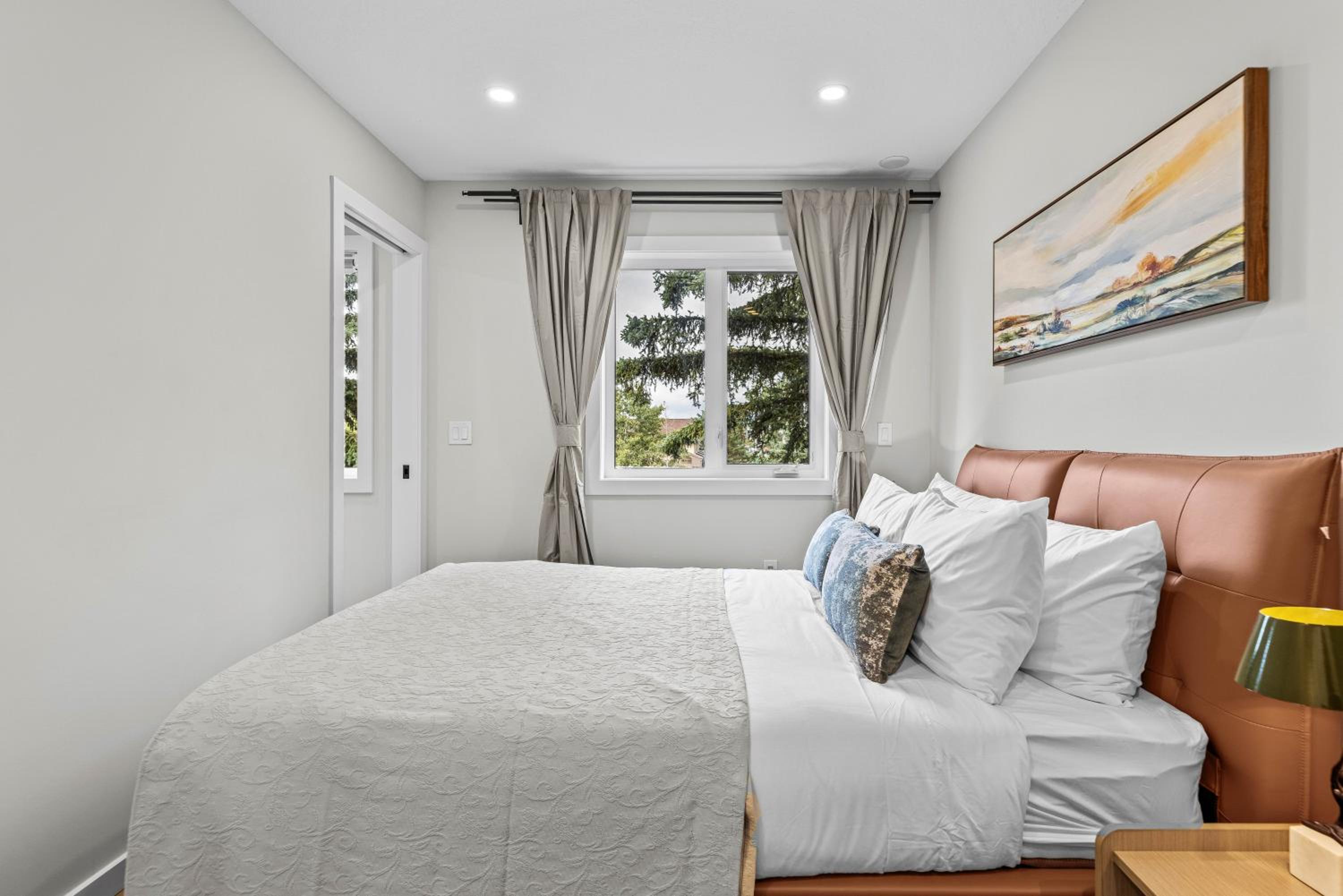 ML4- Private Rooftop Hot Tub Oasis- Entire townhouse with MTN View