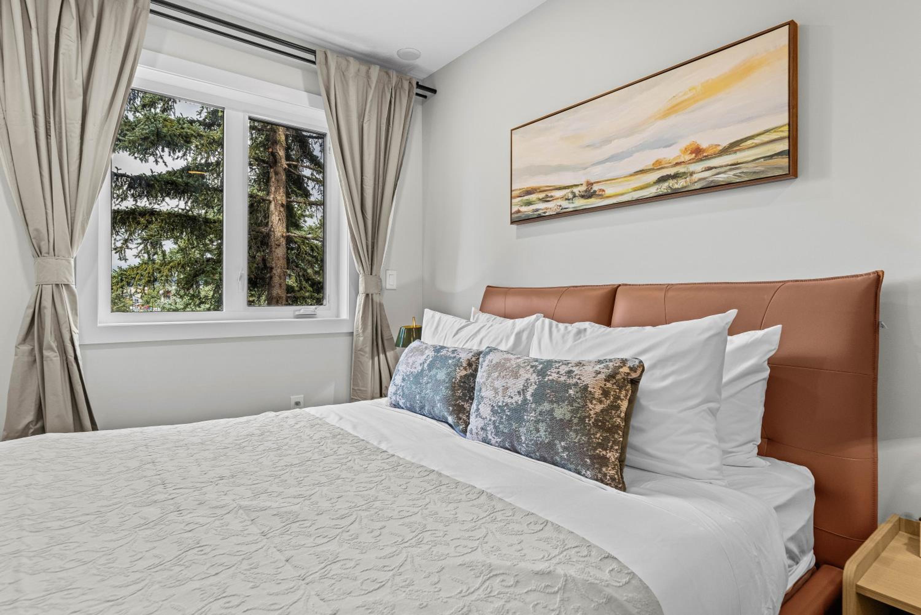 ML4- Private Rooftop Hot Tub Oasis- Entire townhouse with MTN View