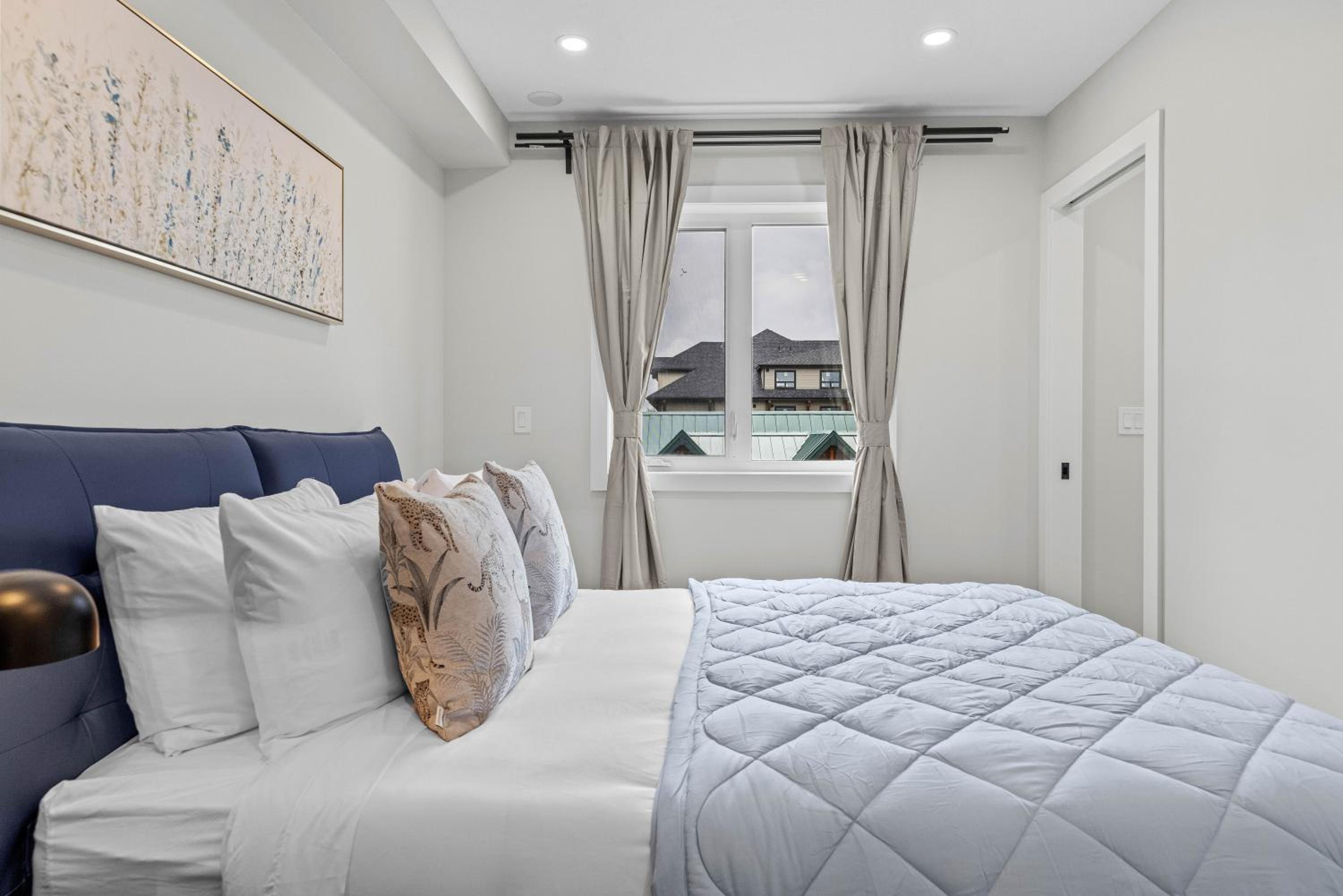 ML4- Private Rooftop Hot Tub Oasis- Entire townhouse with MTN View