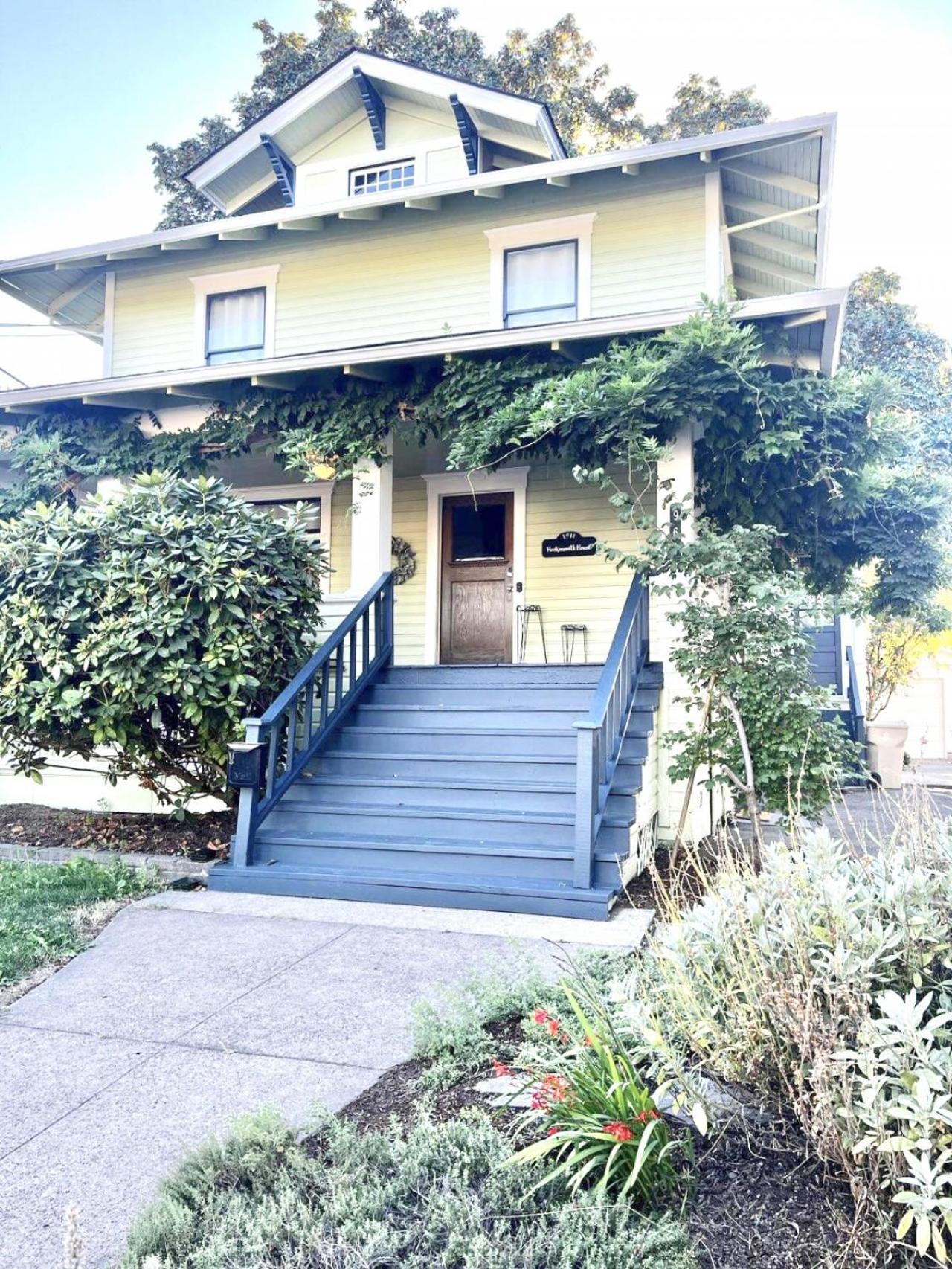 Albany Vacations - 5 Bedroom Pet Friendly Historic Monteith Escape PNW  AC - Property Image 4