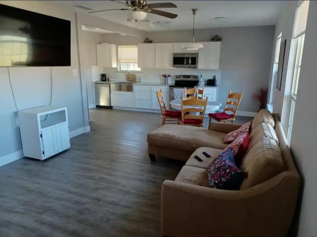 Adorable 2-bedroom guesthouse with patio view 2