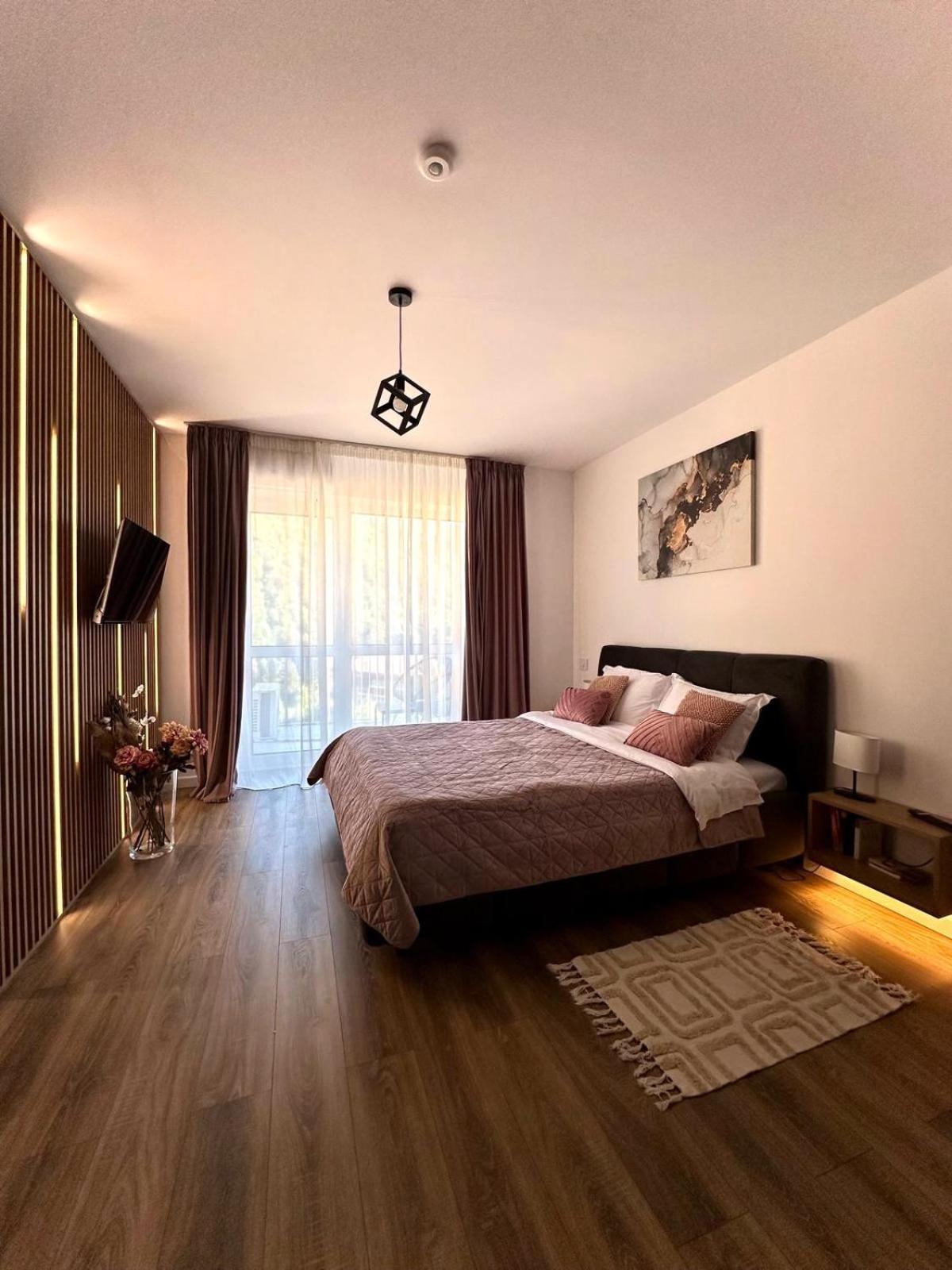 Alpine Line Studio with pool & spa view 3