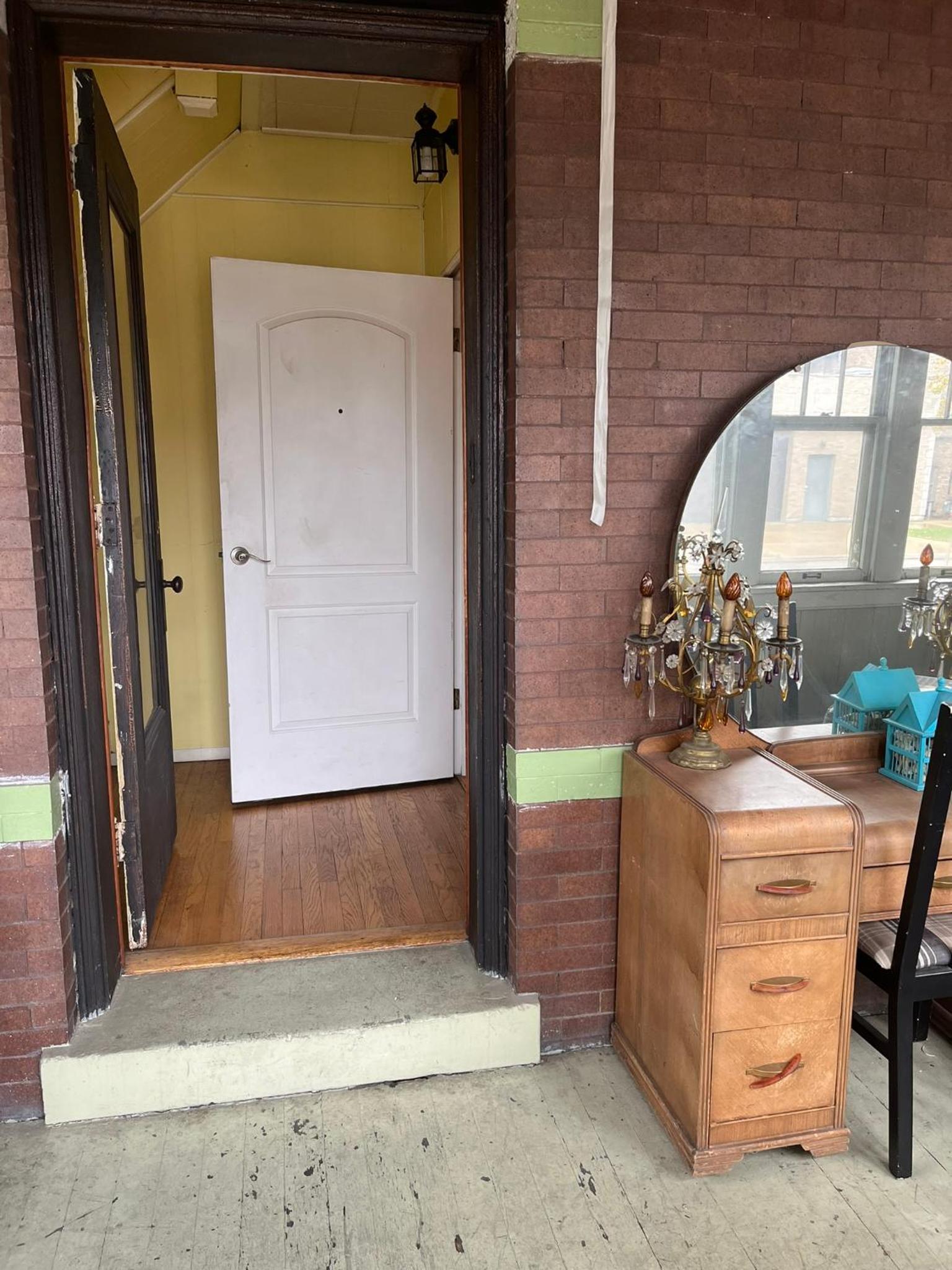 Sunny 2 BR Apartment west of Chicago in quaint Forest Park center view 3