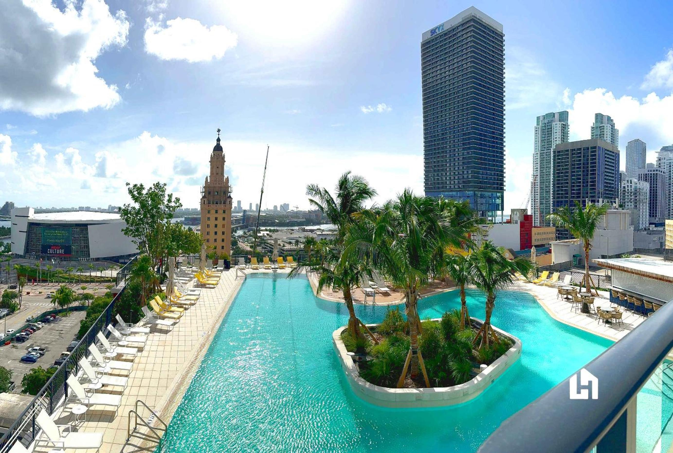 Stylish Apartments with Partial Ocean Views in Downtown!