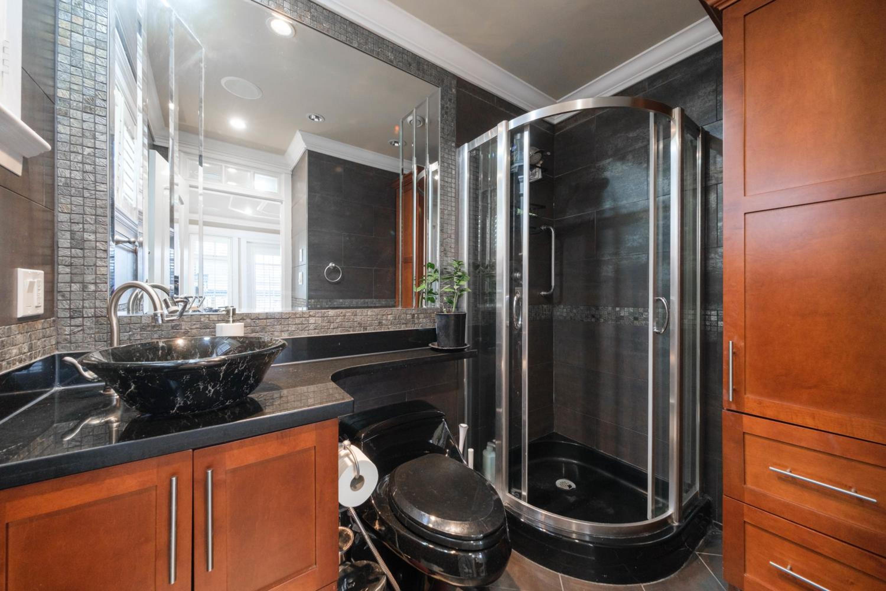 Deluxe Double Room with Private Washroom in Family Villa
