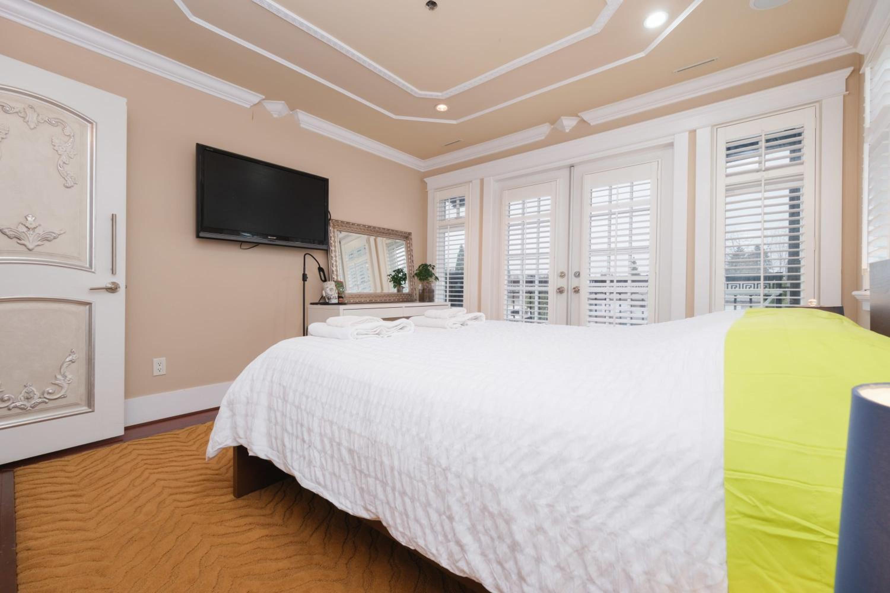 Deluxe Double Room with Private Washroom in Family Villa