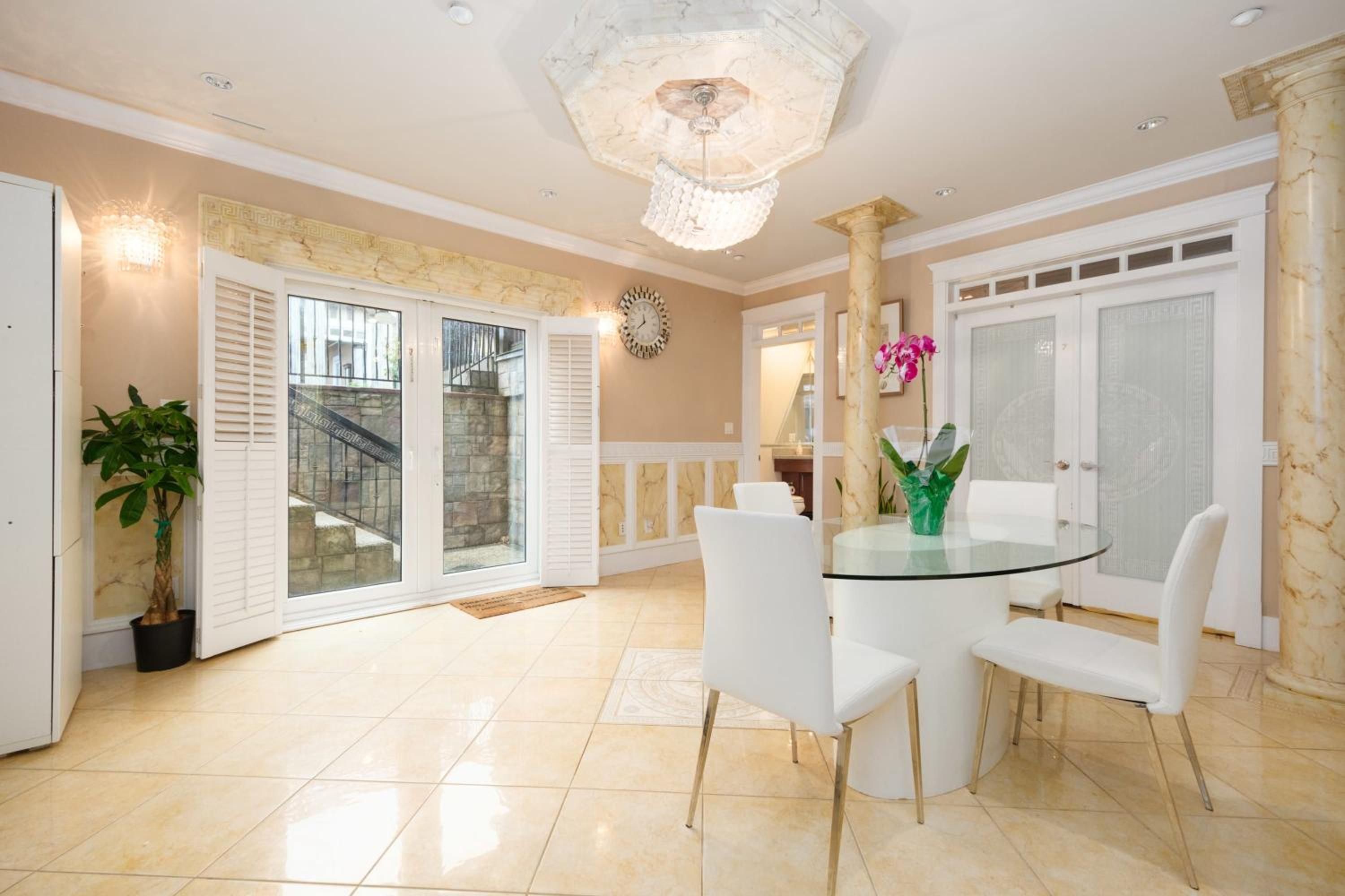 Deluxe Double Room with Private Washroom in Family Villa