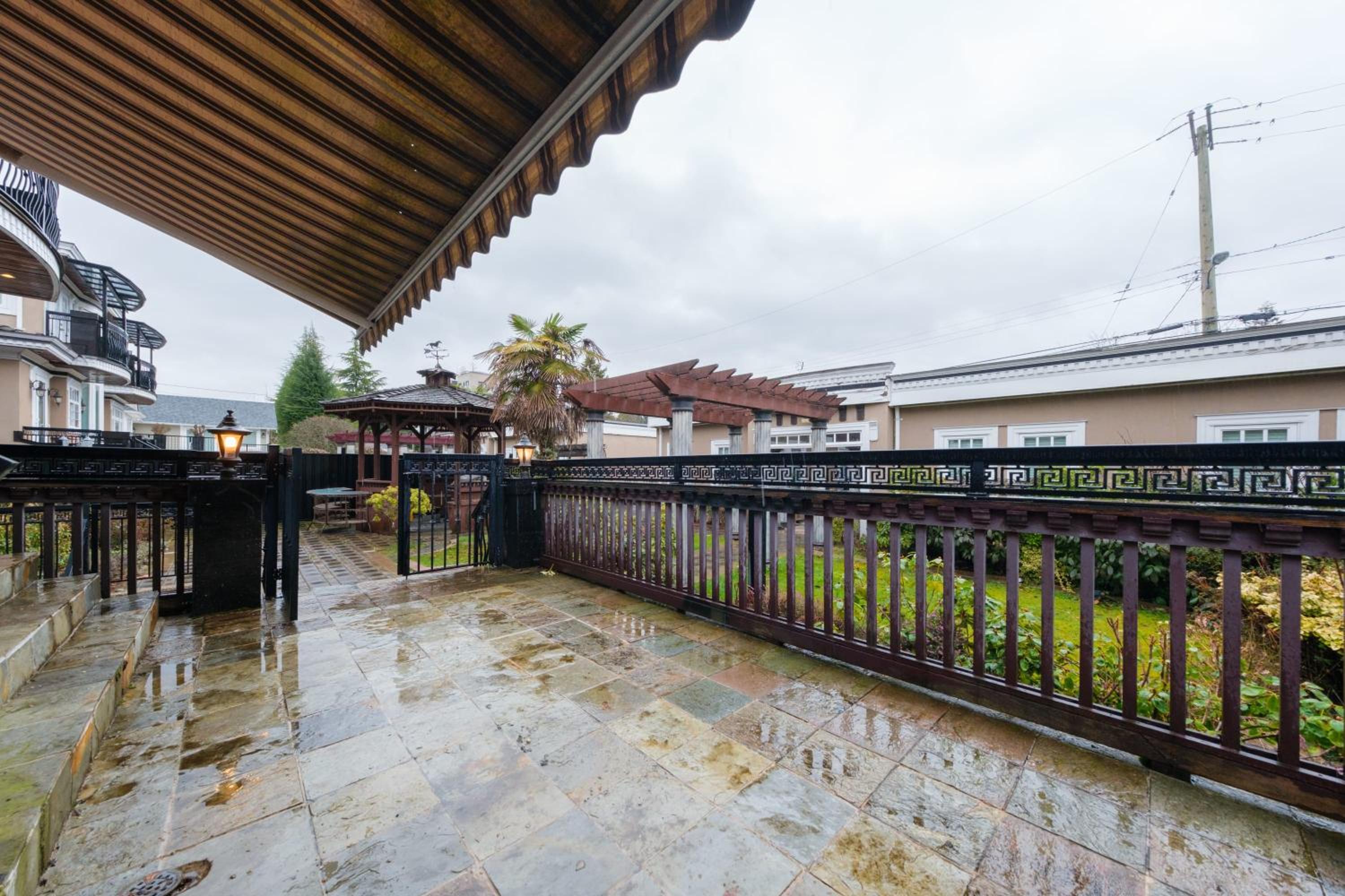 Deluxe Double Room with Private Washroom in Family Villa