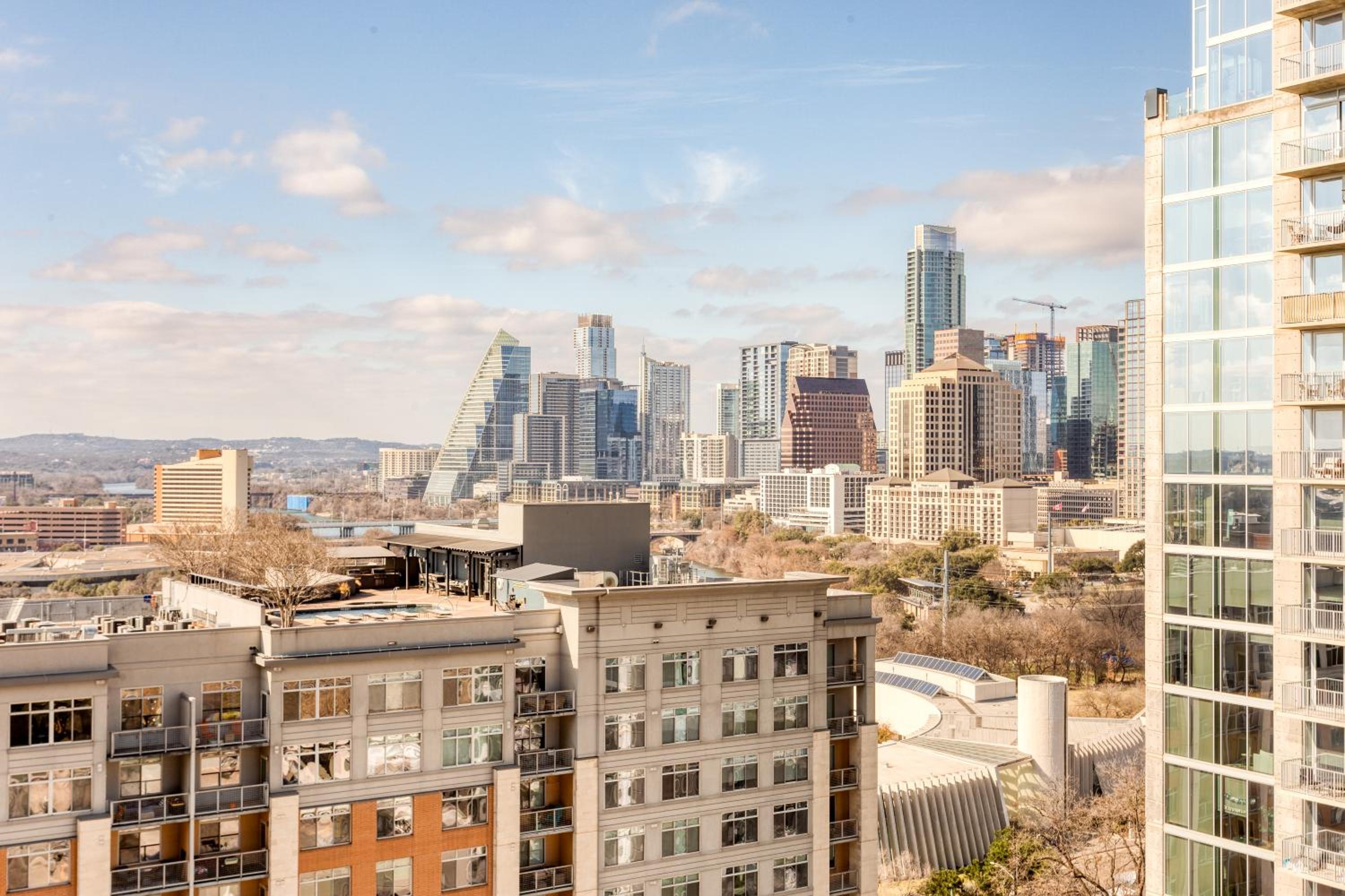 The Natiivo by AvantStay Modern High-Rise with Rooftop Pool & Skyline Views