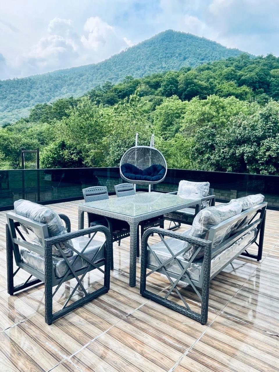 İndoor Hot Pool Mountain View Chalet