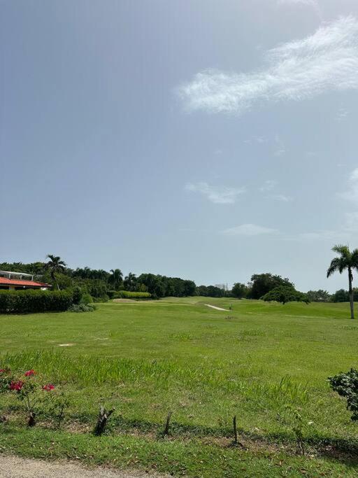 Hermosa villa en metro country club Juan dolio view 2