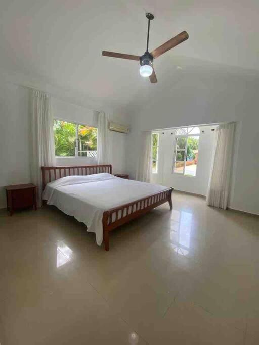 Hermosa villa en metro country club Juan dolio view 5