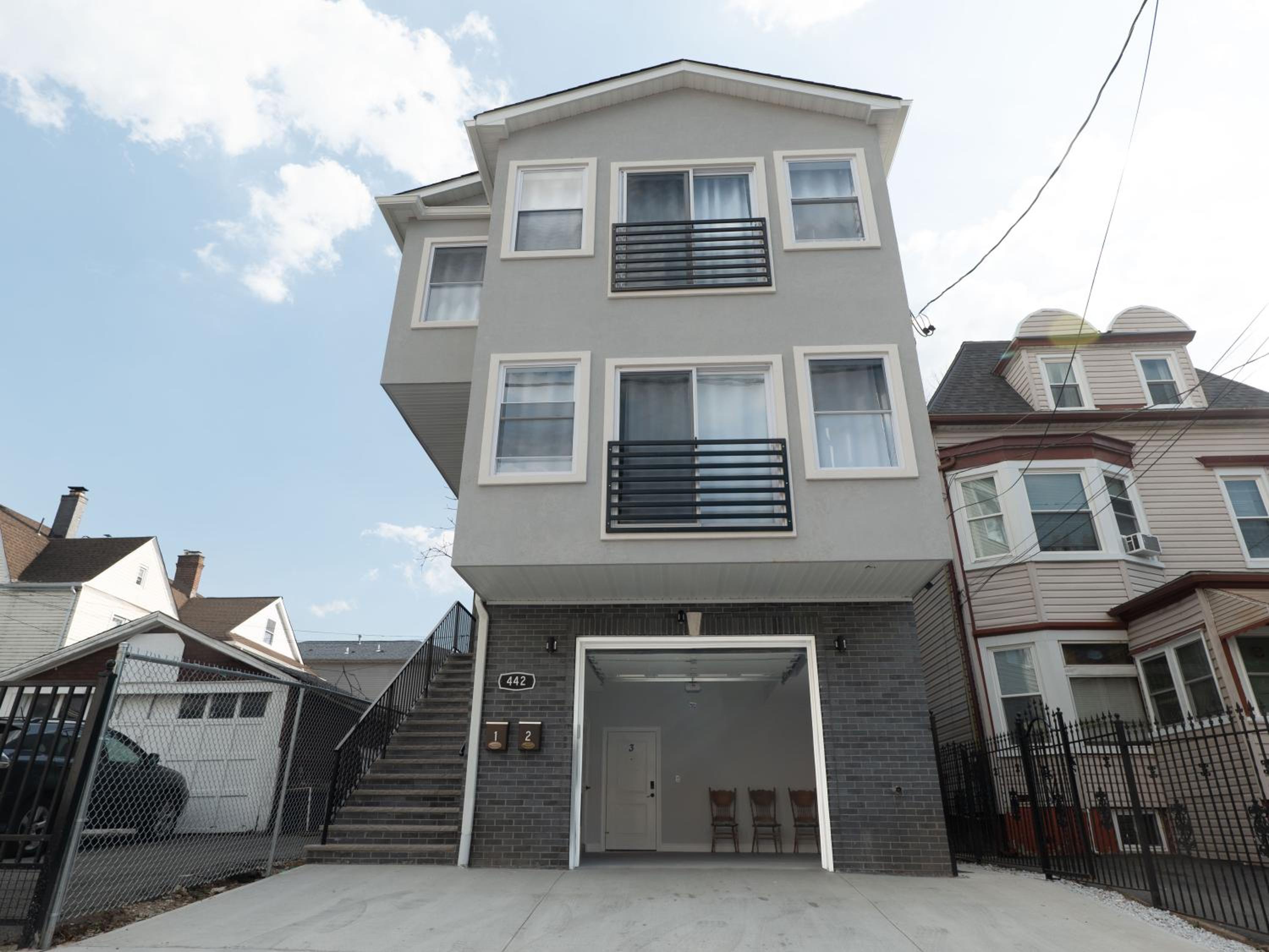 4 New Apts - 3 Bed Apt 1st Floor & 3 Bed Apt 2nd Floor - 1 Bed Studio Apt Ground Floor & 1 Bed Studio Apt Ground Floor near Penn Station EWR Airport Beth I