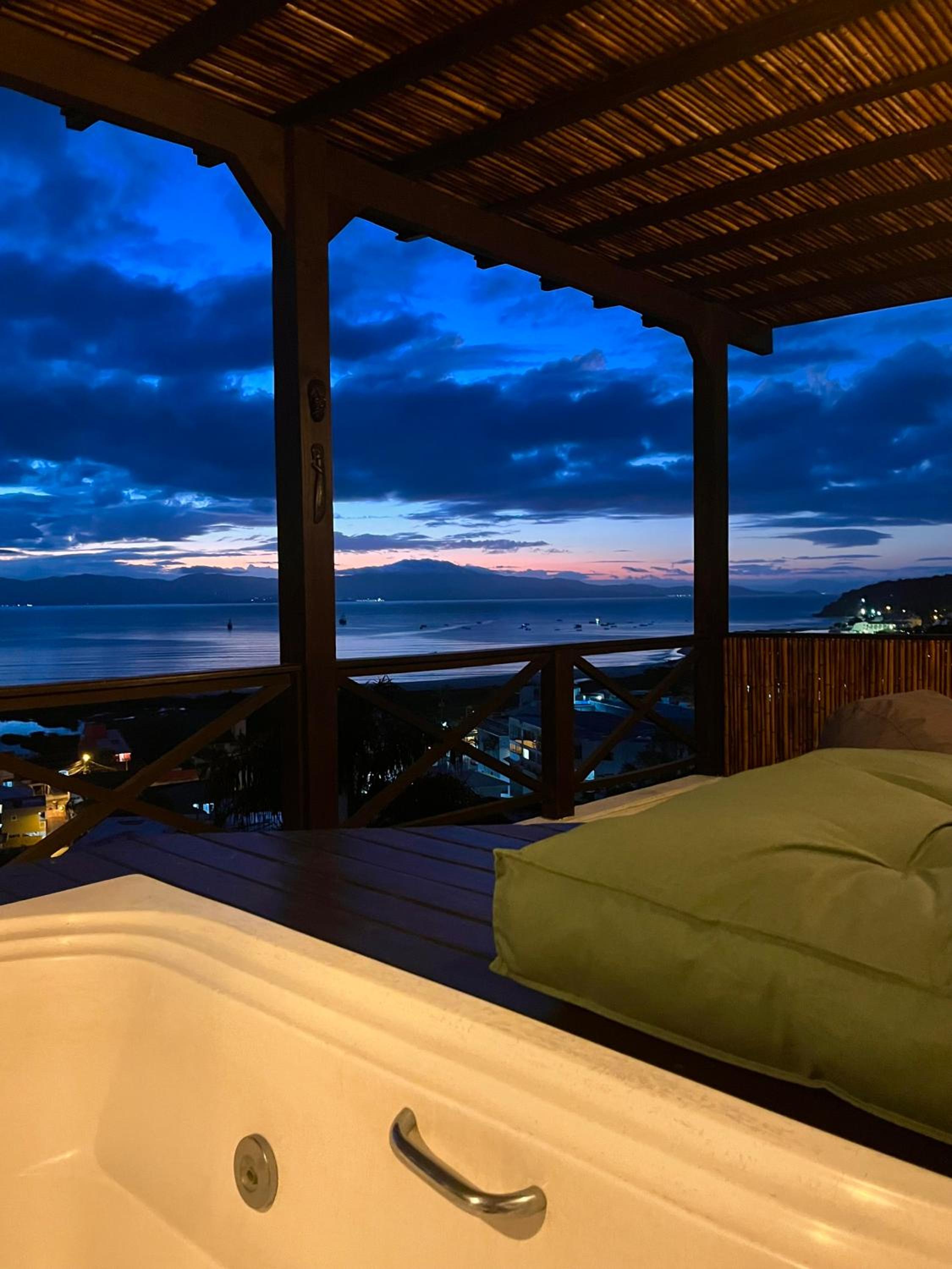 Vista espetacular! Com jacuzzi - Ponta das Canas - Próx Lagoinha e Brava