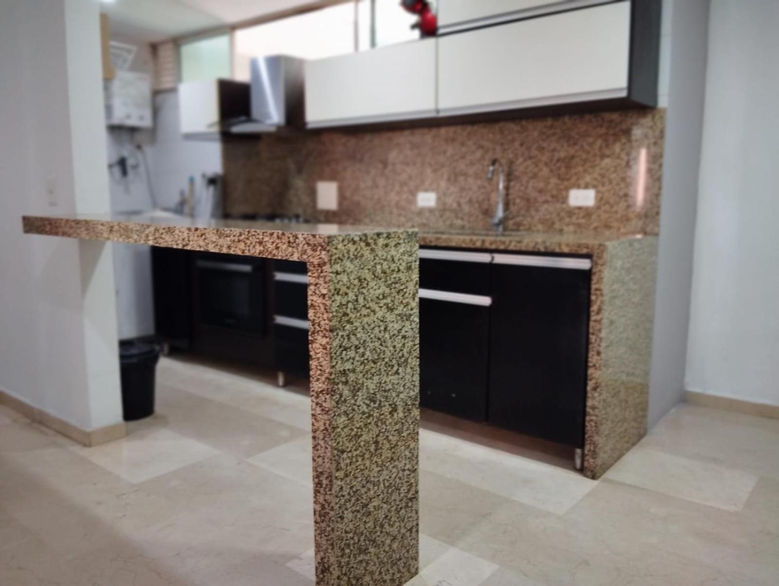 HERMOSO APTO AMOBLADO CON EXELENTE UBICACIONn