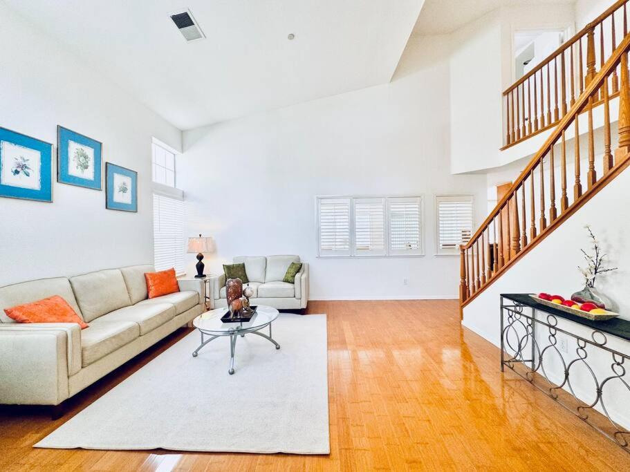 Hayward Vacations - Furnished 4BD-3BA Union City Home Central Location - Property Image 1