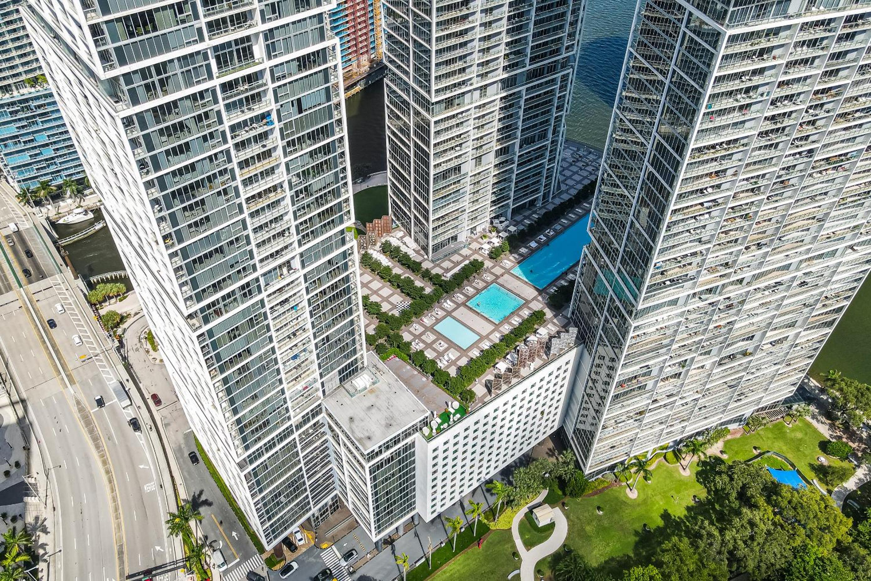 Large Suites in Hotel W with bay views
