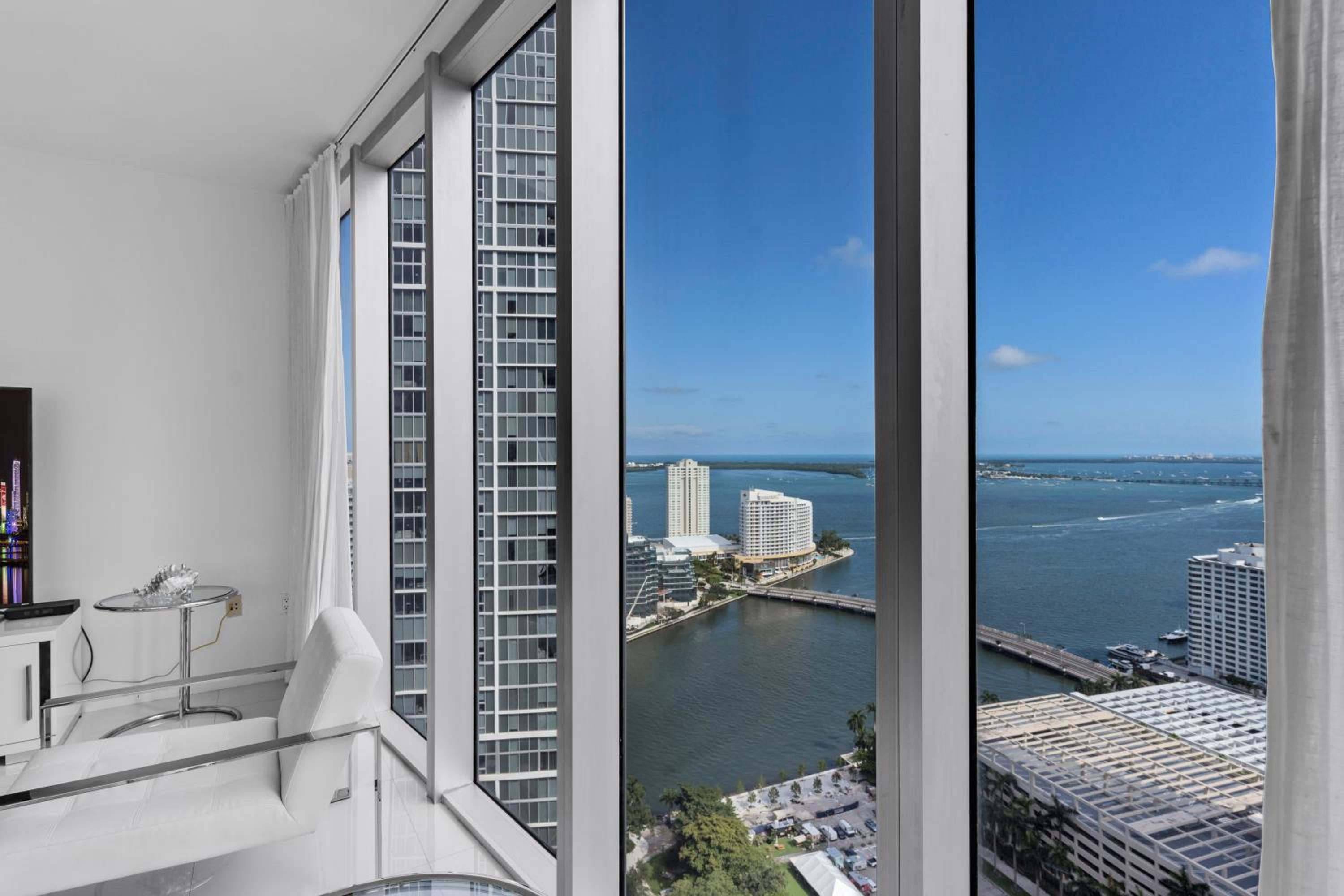 Large Suites in Hotel W with bay views