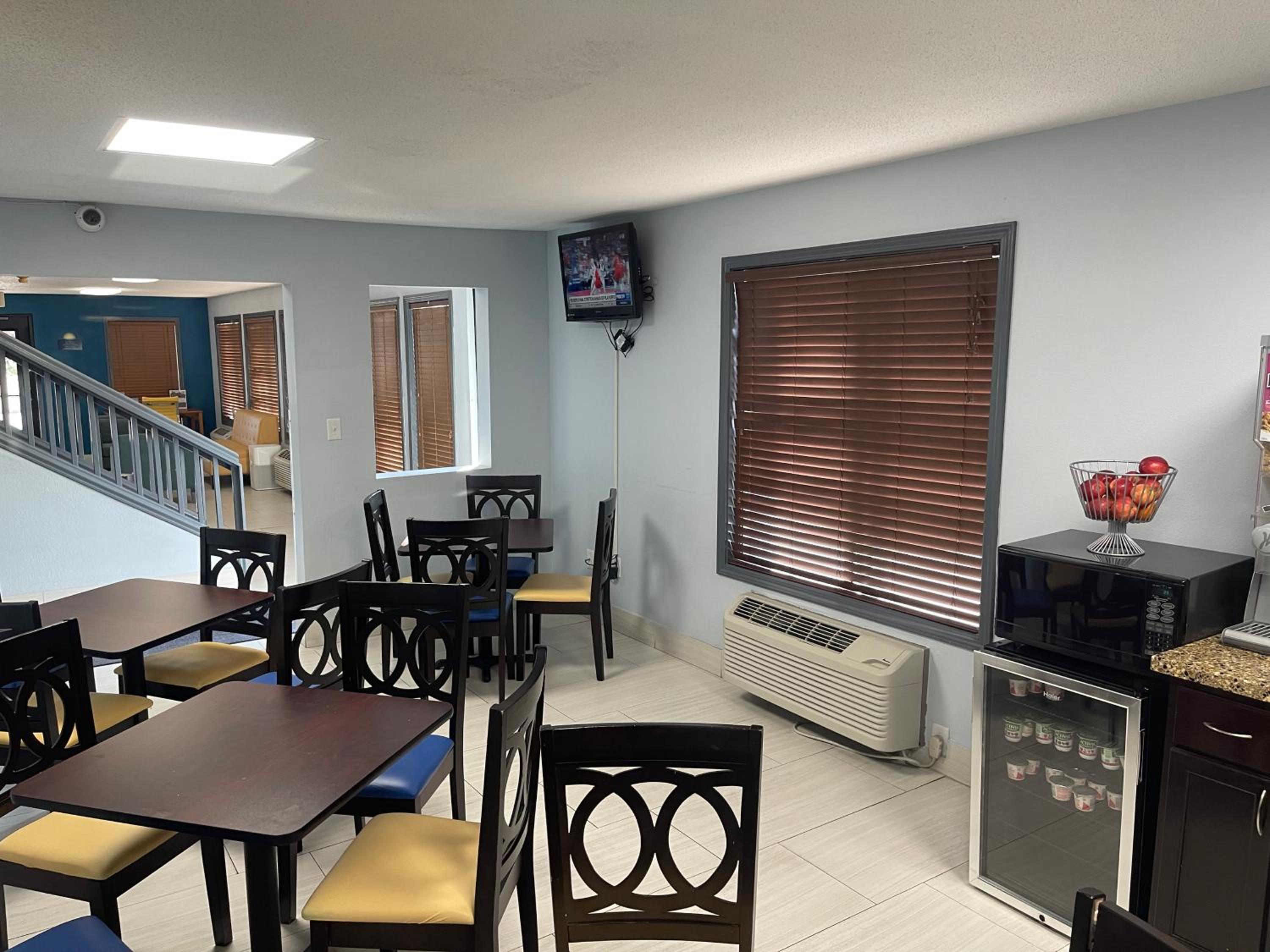 Muncie Vacations - Days Inn by Wyndham Muncie -Ball State University - Property Image 43