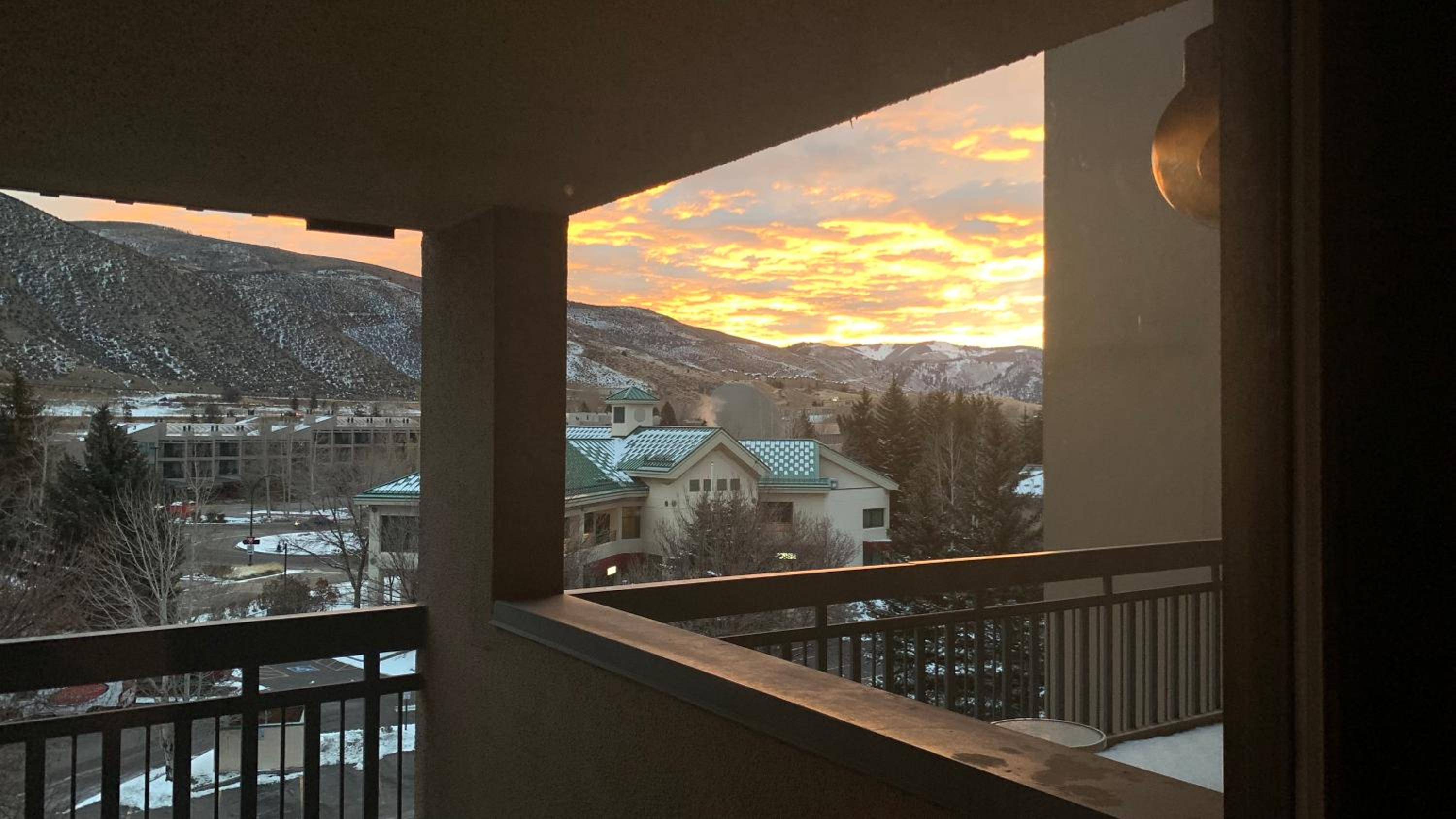 Avon Center 1 Bed 1 Bath w Balcony view 3