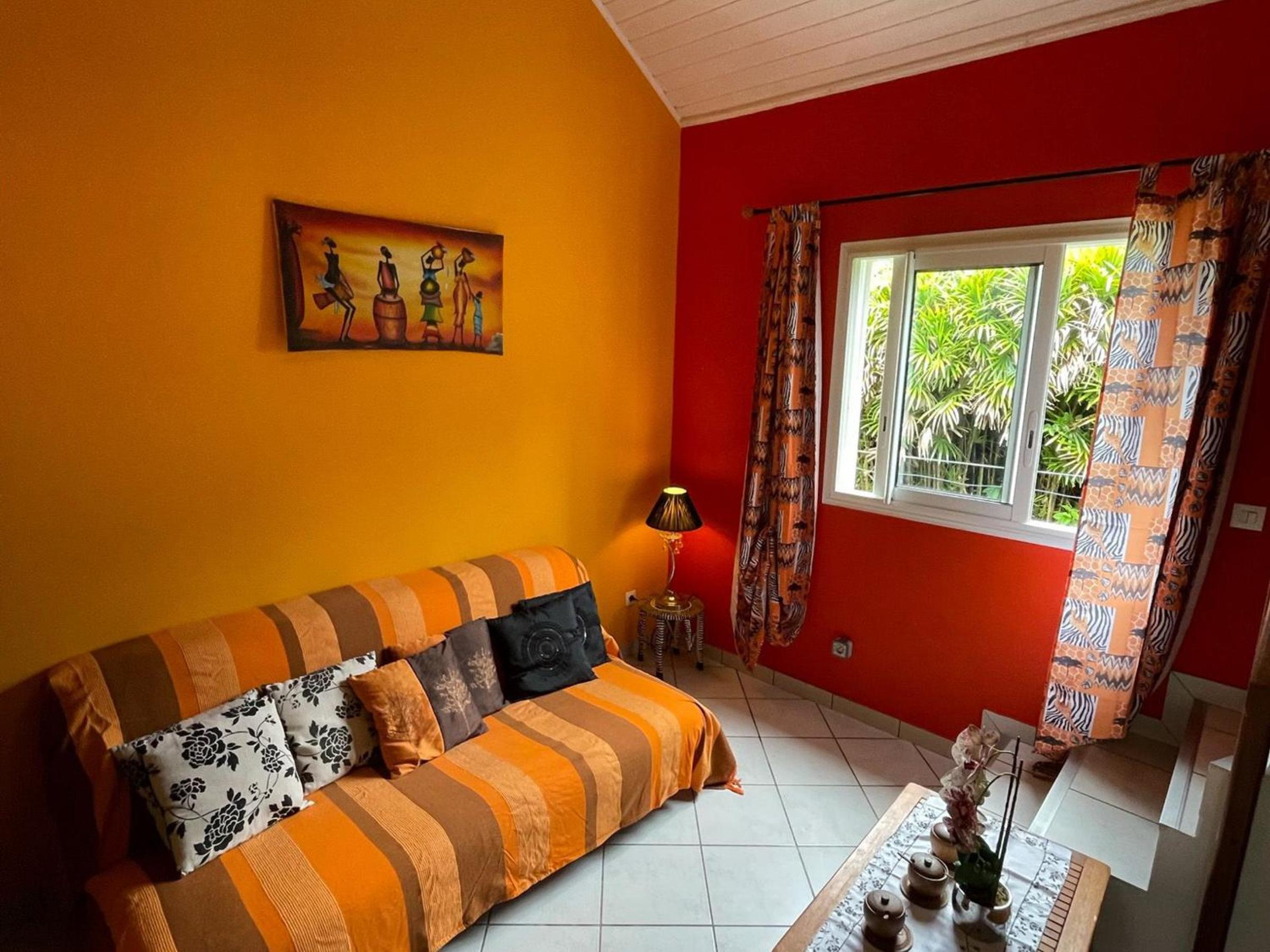 Gîte familial PMR avec cuisine équipée et 5 lits, proche sentiers de randonnée et vente saisonnière - FR-1-786-5 view 3