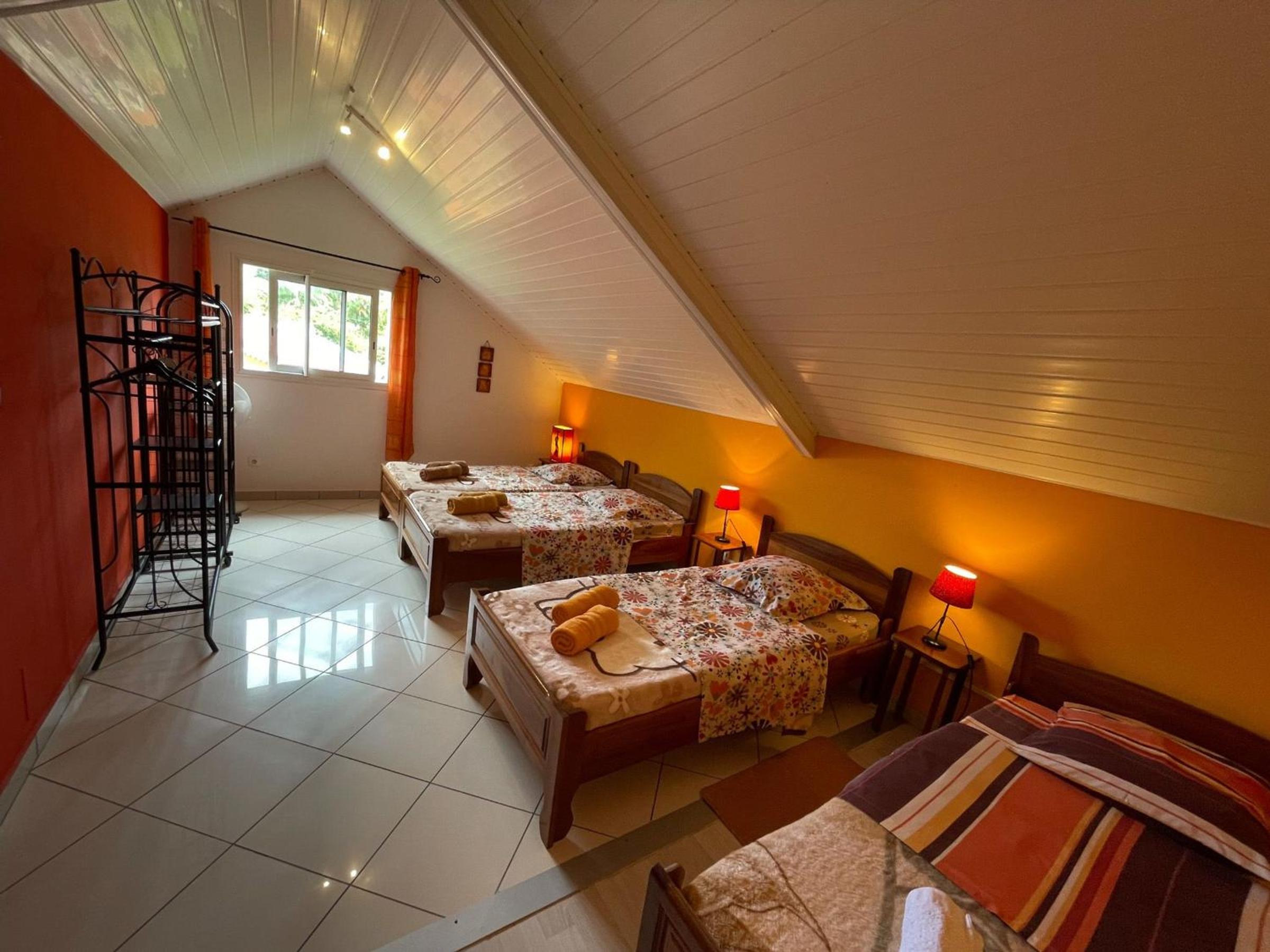 Gîte familial PMR avec cuisine équipée et 5 lits, proche sentiers de randonnée et vente saisonnière - FR-1-786-5 view 4